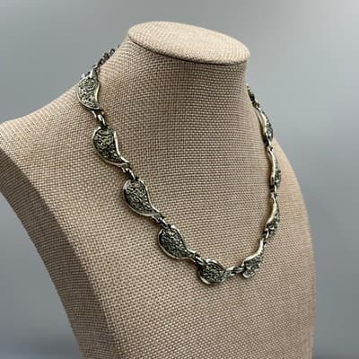 Vintage Silver Tone Leaf Link Necklace Textured Panel Adjustable Chain Style - Thumbnail 4