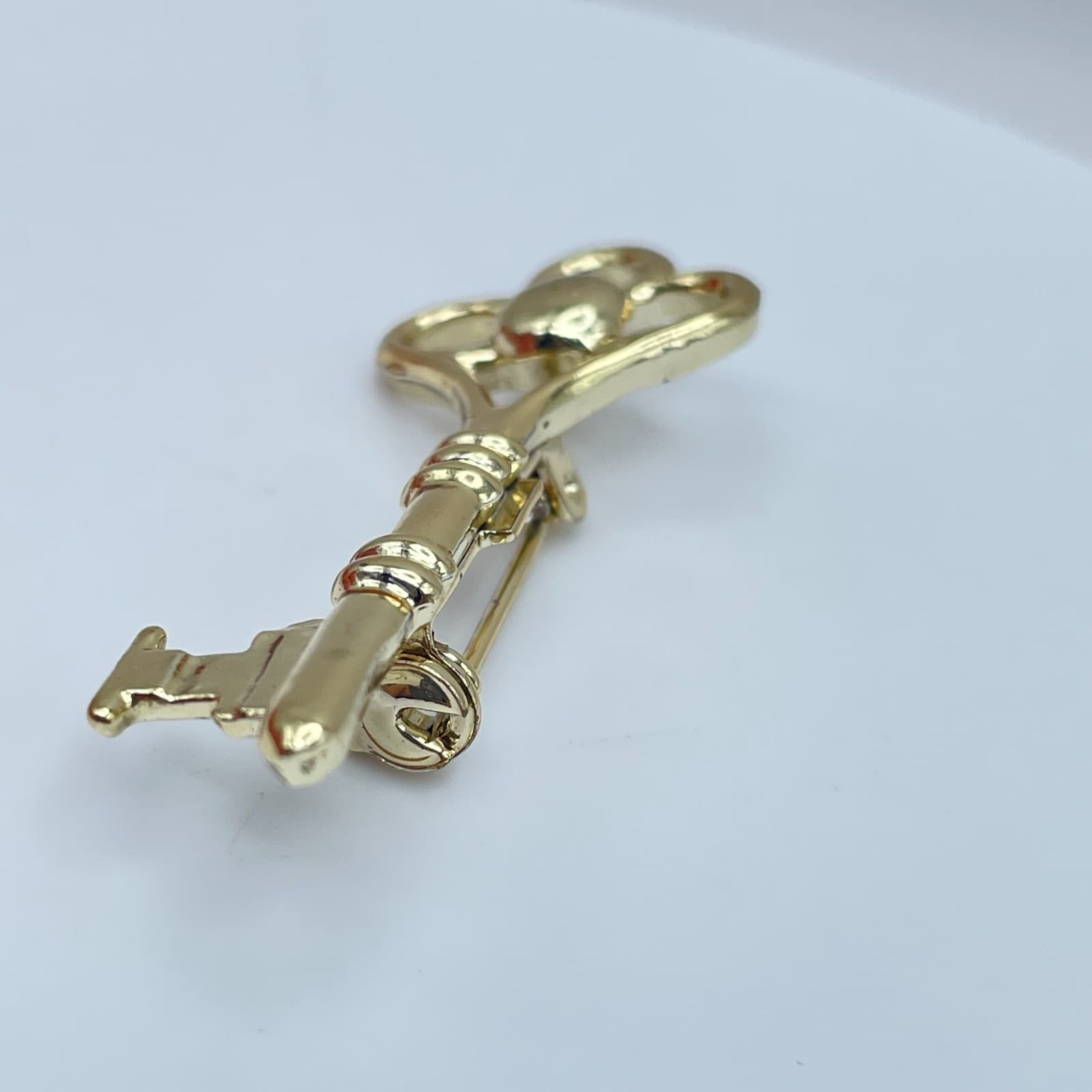 Vintage Gold-Tone Engraved Metal Embellished Skeleton Key Roll-Over Brooch Pin - Thumbnail 5