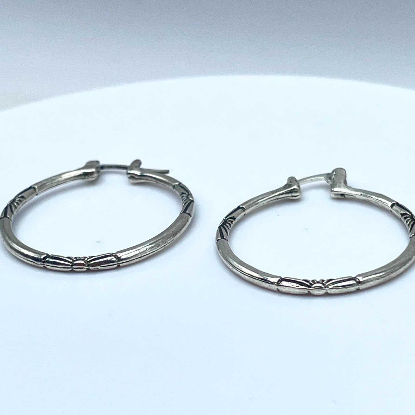 VTG Silver-Tone Southwestern Sunburst Engraved Etched Hoop Latch-Back Earrings - Thumbnail 4
