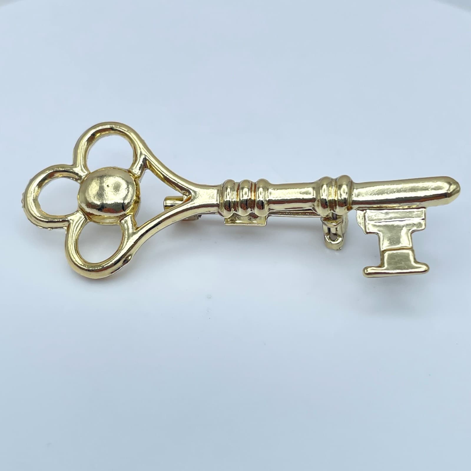Vintage Gold-Tone Engraved Metal Embellished Skeleton Key Roll-Over Brooch Pin - Thumbnail 3