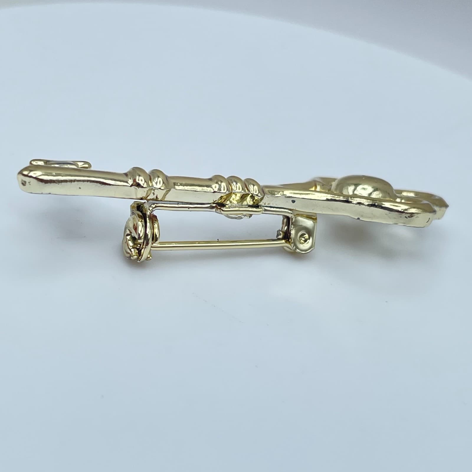 Vintage Gold-Tone Engraved Metal Embellished Skeleton Key Roll-Over Brooch Pin - Thumbnail 6