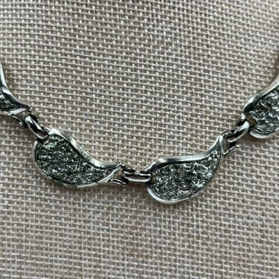 Vintage Silver Tone Leaf Link Necklace Textured Panel Adjustable Chain Style - Thumbnail 3