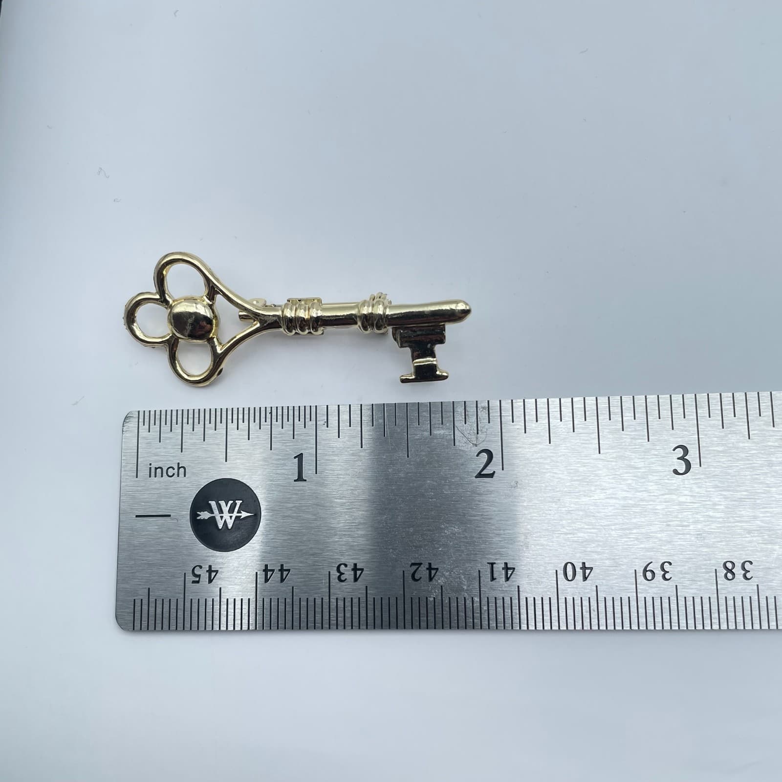 Vintage Gold-Tone Engraved Metal Embellished Skeleton Key Roll-Over Brooch Pin - Thumbnail 2