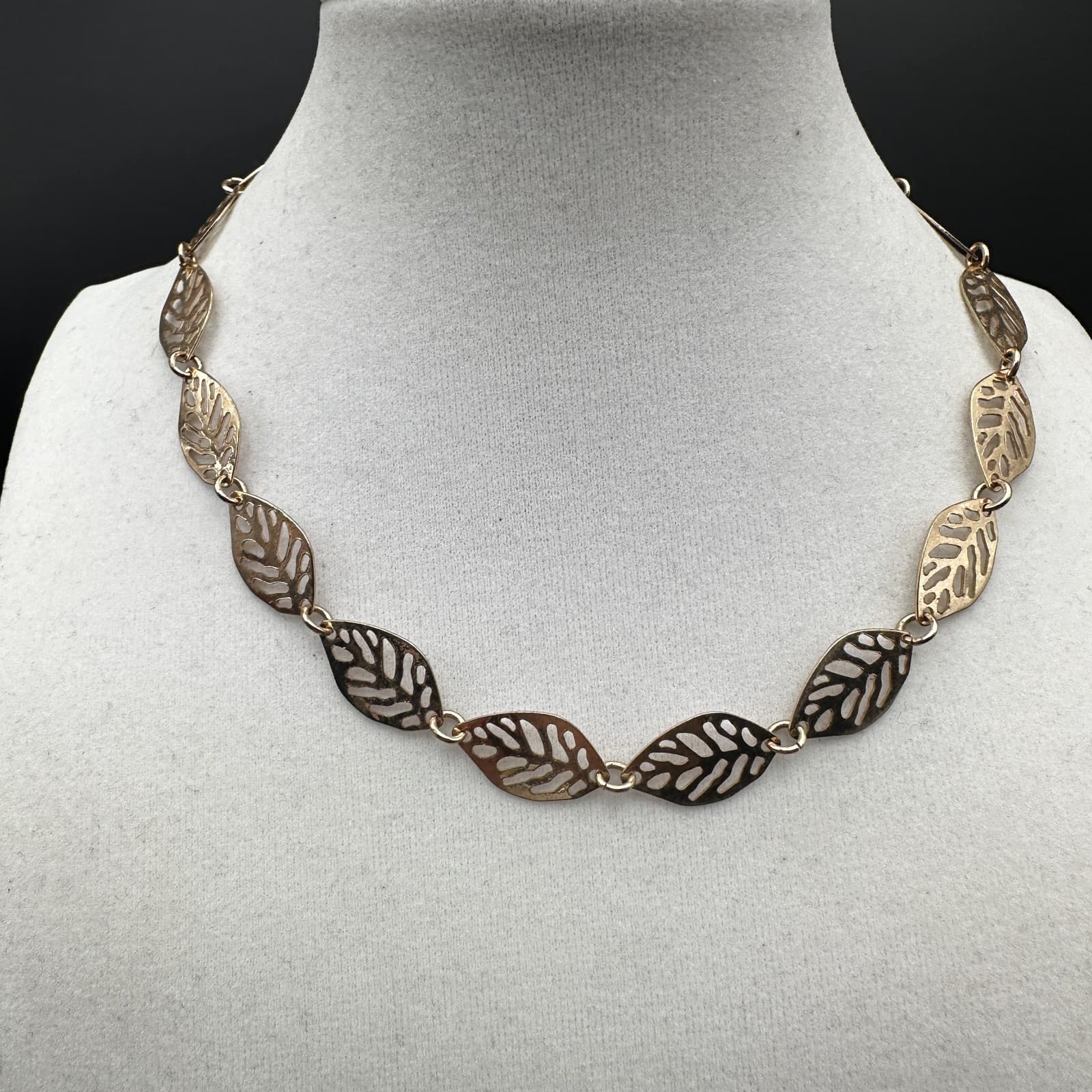 Vintage 90s Gold Tone Cutout Leaf Link Choker Necklace Boho Nature Style Jewelry - Thumbnail 2