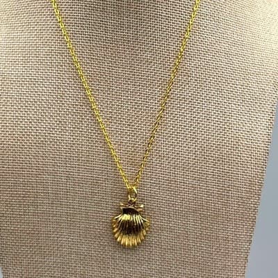 VTG Gold Tone Seashell Pendant Necklace Minimalist Coastal Charm Round Chain - Image 1