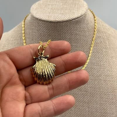 VTG Gold Tone Seashell Pendant Necklace Minimalist Coastal Charm Round Chain - Thumbnail 4