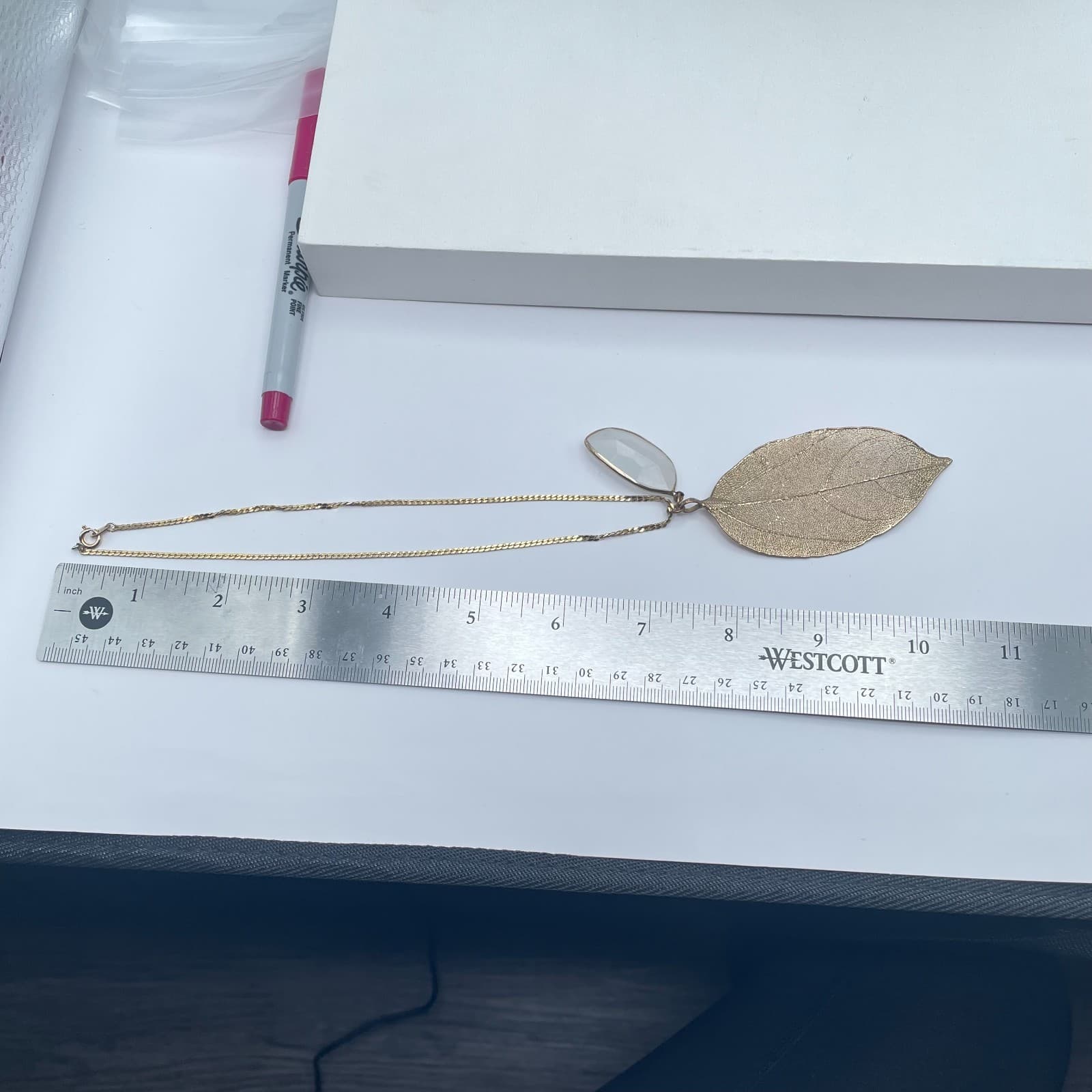 Nature-Inspired Gold-Tone Bezel Faceted Marble Leaf Shaped Pendant Necklace - Thumbnail 8