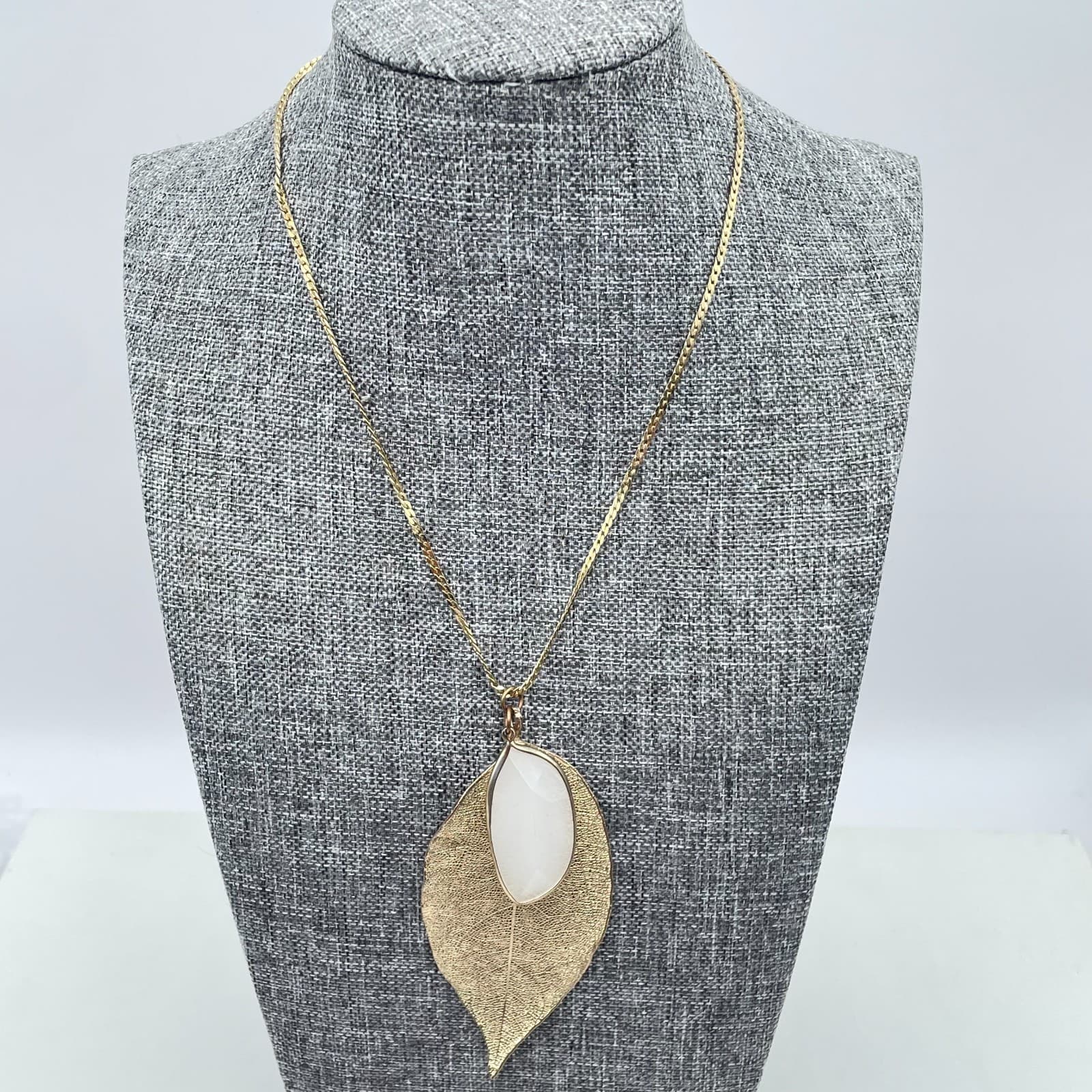 Nature-Inspired Gold-Tone Bezel Faceted Marble Leaf Shaped Pendant Necklace - Thumbnail 3