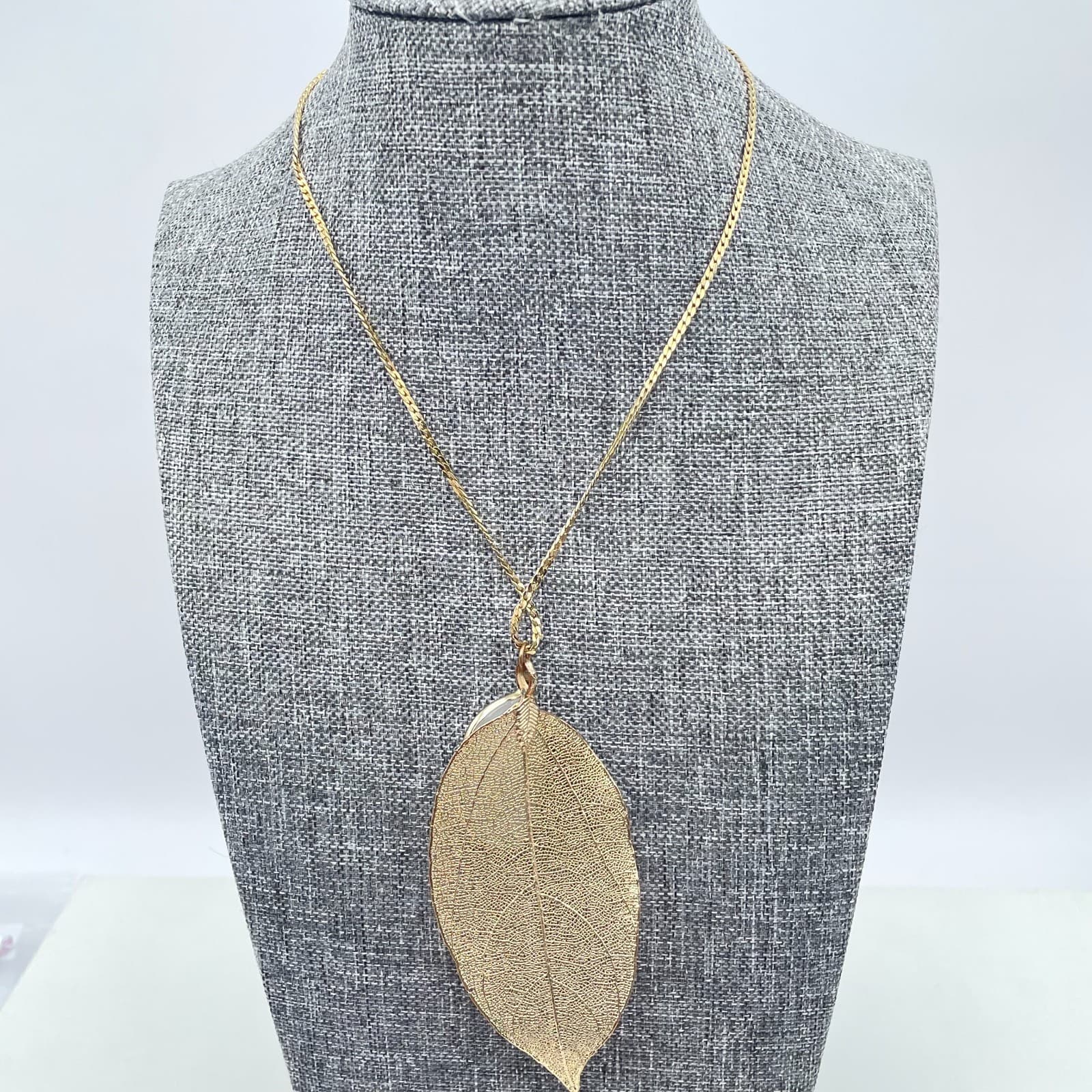 Nature-Inspired Gold-Tone Bezel Faceted Marble Leaf Shaped Pendant Necklace - Thumbnail 4
