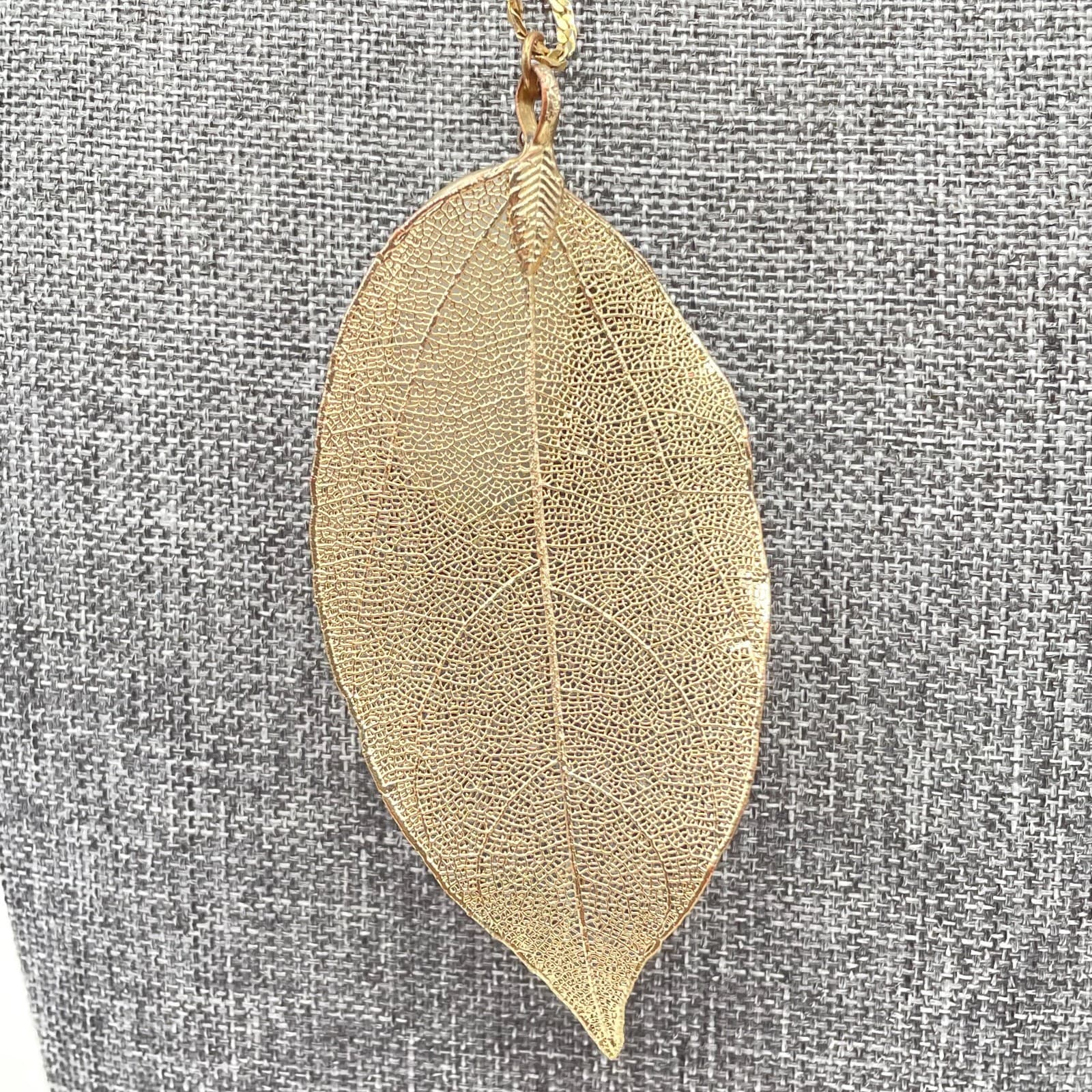 Nature-Inspired Gold-Tone Bezel Faceted Marble Leaf Shaped Pendant Necklace - Thumbnail 2