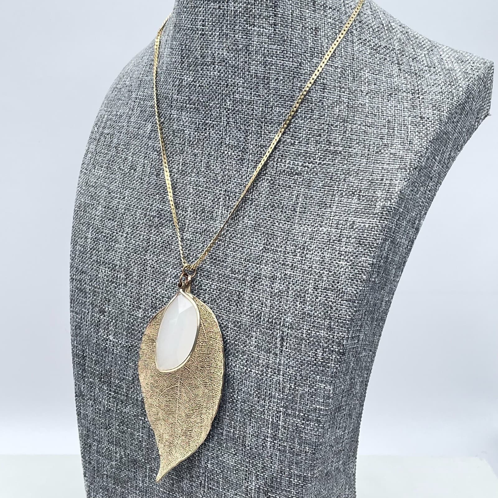 Nature-Inspired Gold-Tone Bezel Faceted Marble Leaf Shaped Pendant Necklace - Thumbnail 5
