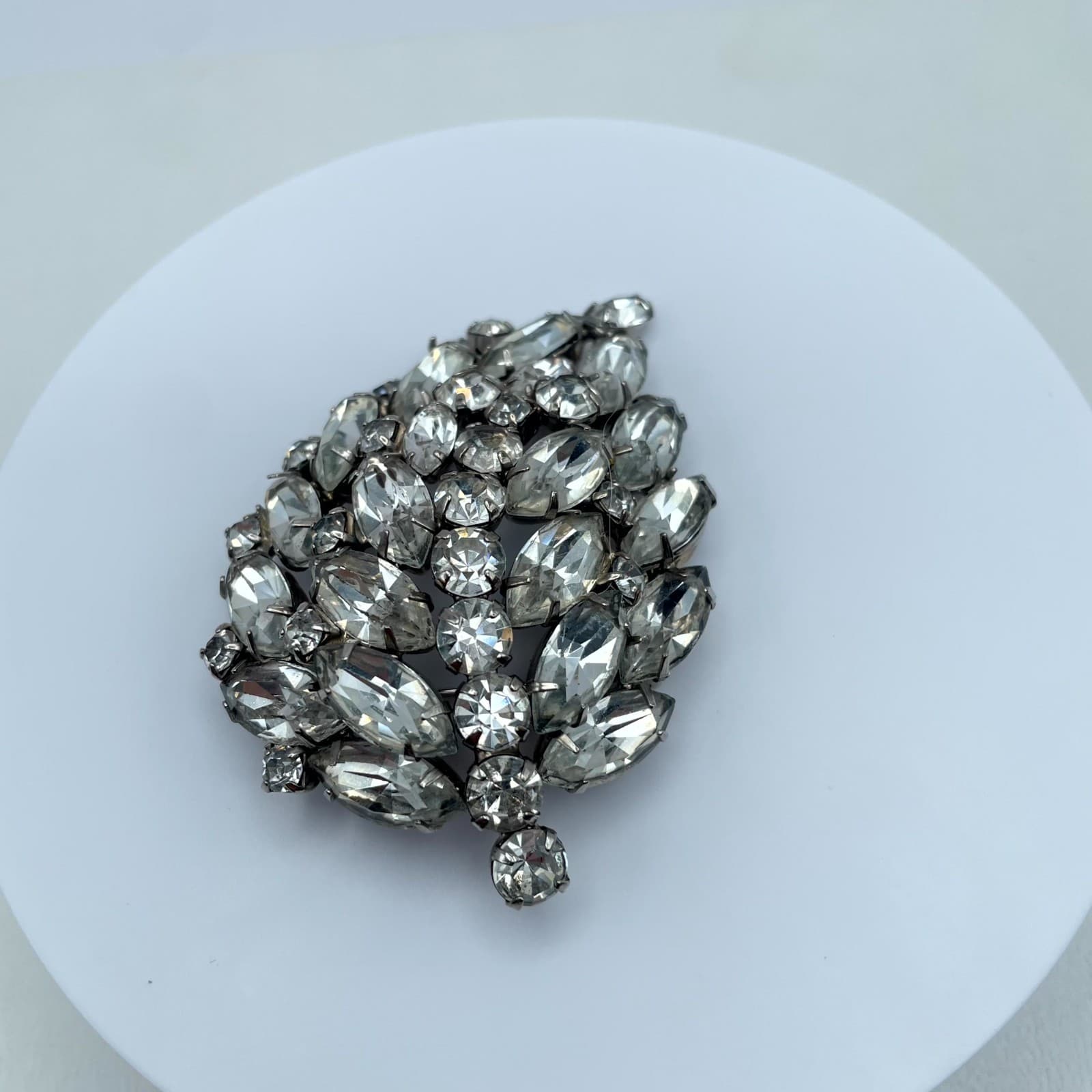 Vintage Clear Faceted Marquise-Cut Rhinestone Embellished Domed Leaf Brooch Pin - Thumbnail 5