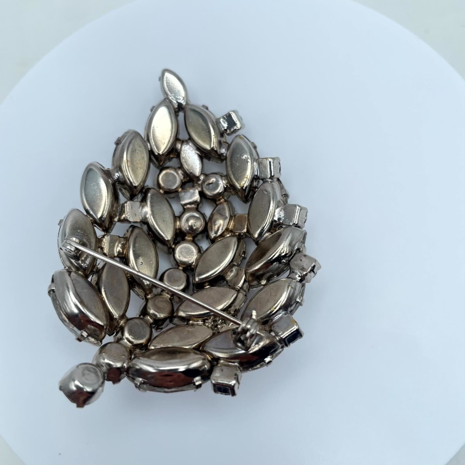 Vintage Clear Faceted Marquise-Cut Rhinestone Embellished Domed Leaf Brooch Pin - Thumbnail 3