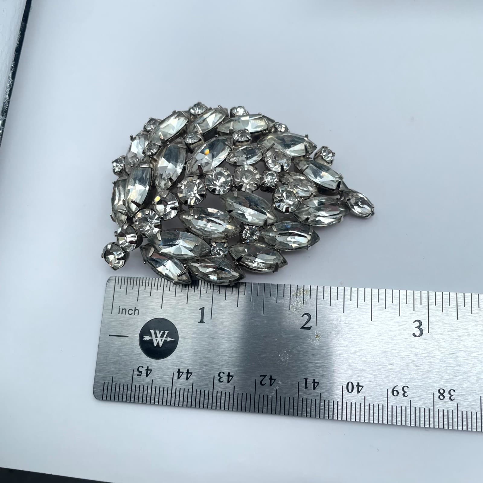 Vintage Clear Faceted Marquise-Cut Rhinestone Embellished Domed Leaf Brooch Pin - Thumbnail 2