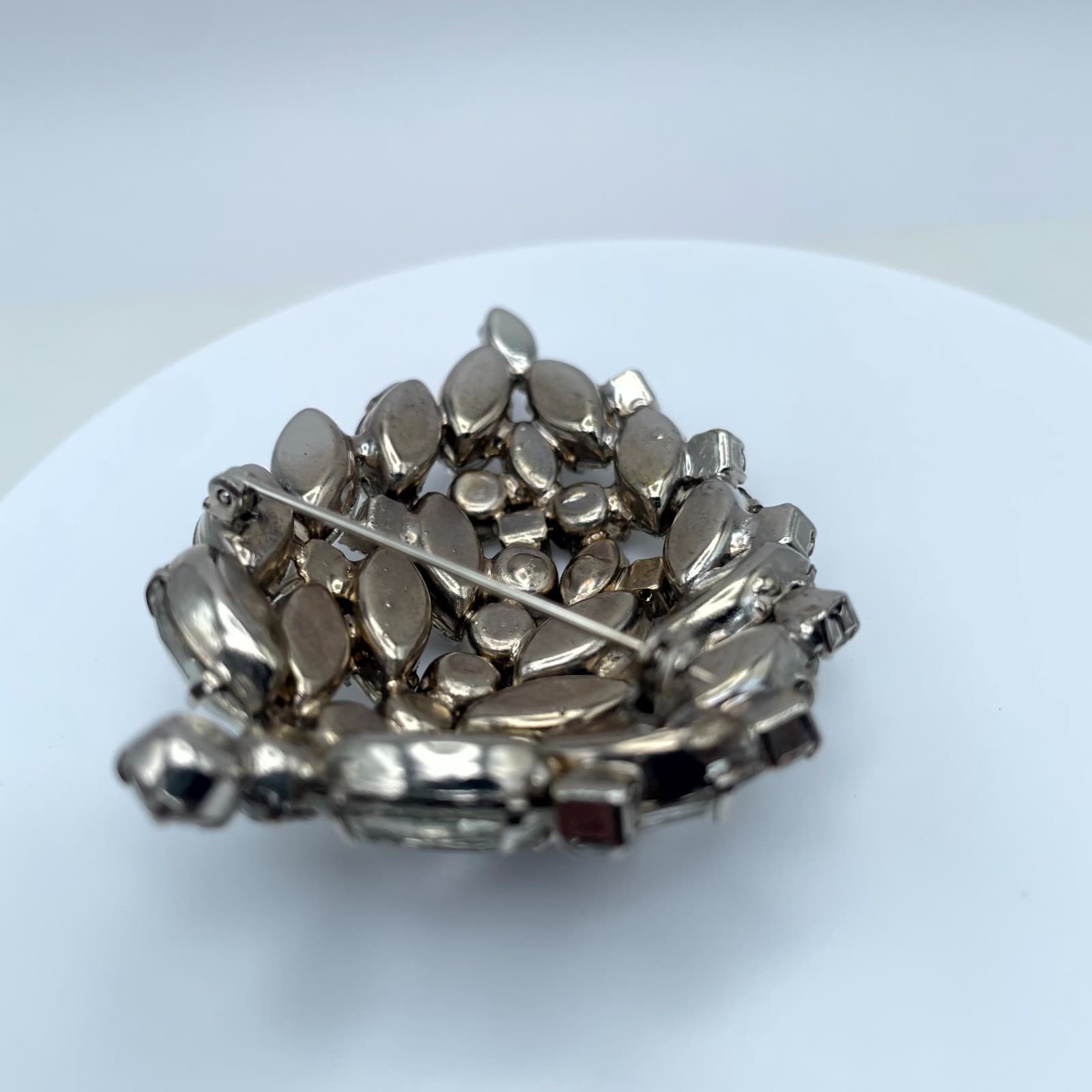 Vintage Clear Faceted Marquise-Cut Rhinestone Embellished Domed Leaf Brooch Pin - Thumbnail 4