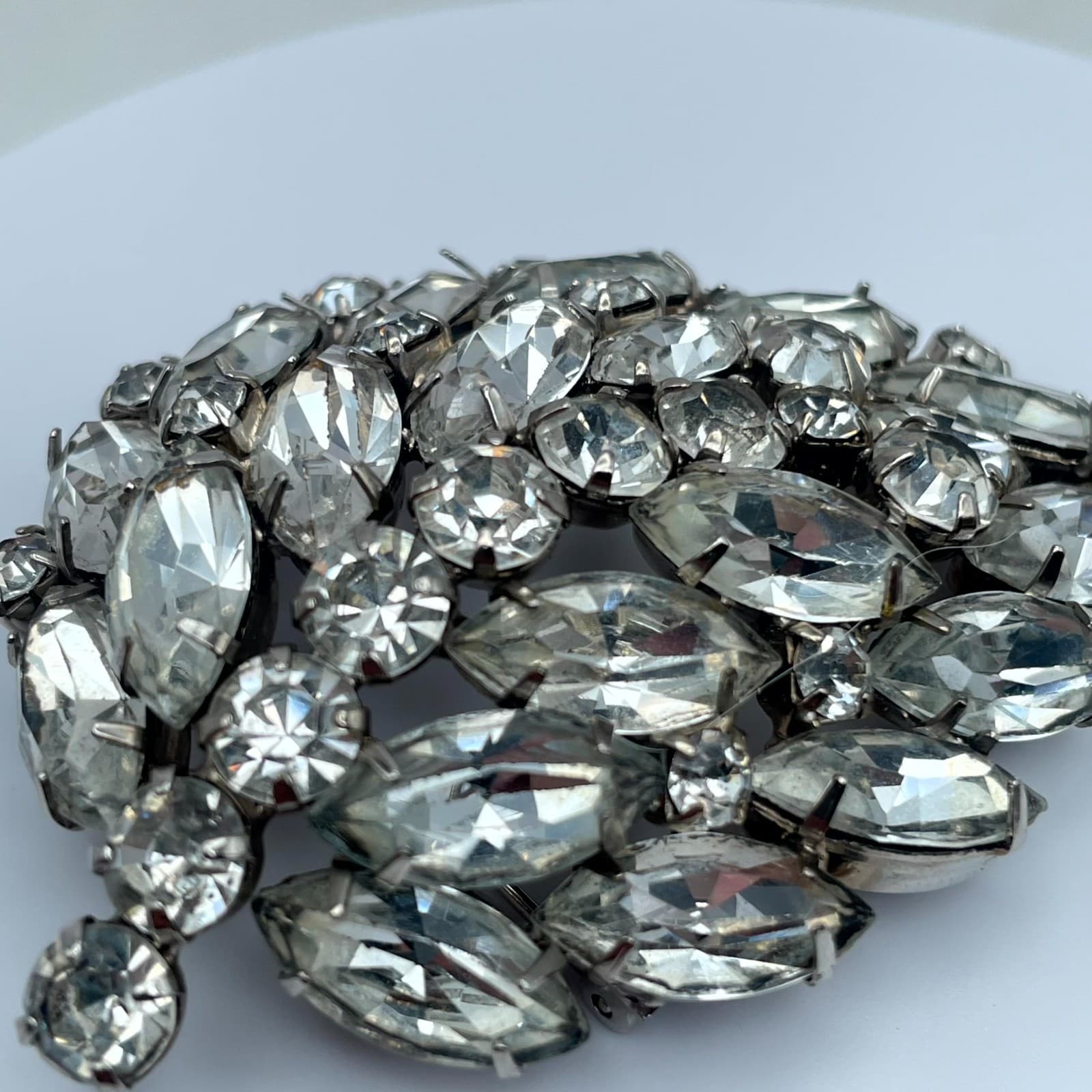 Vintage Clear Faceted Marquise-Cut Rhinestone Embellished Domed Leaf Brooch Pin - Thumbnail 8