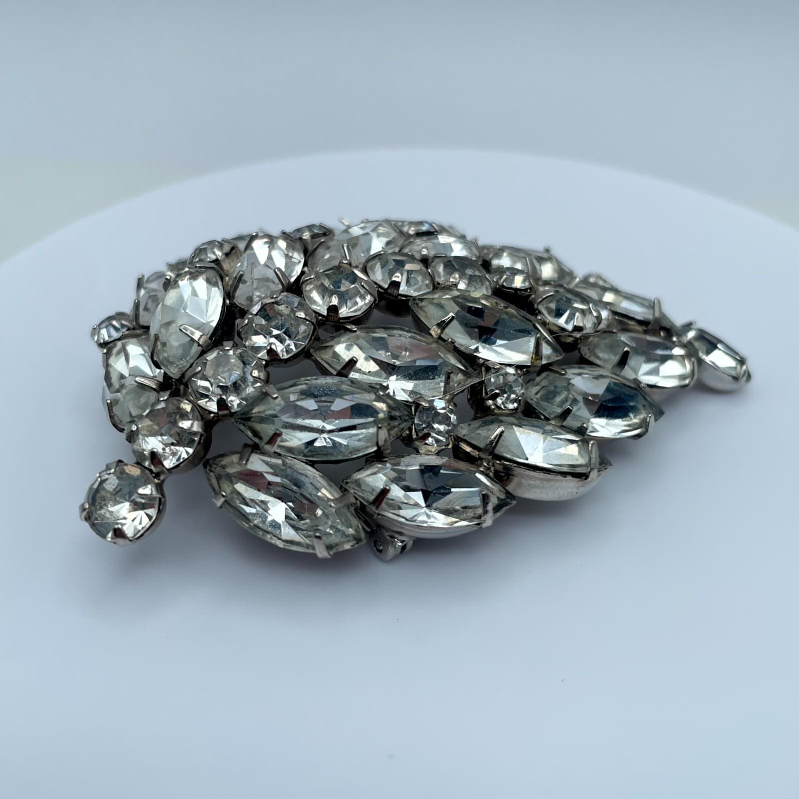 Vintage Clear Faceted Marquise-Cut Rhinestone Embellished Domed Leaf Brooch Pin - Thumbnail 7