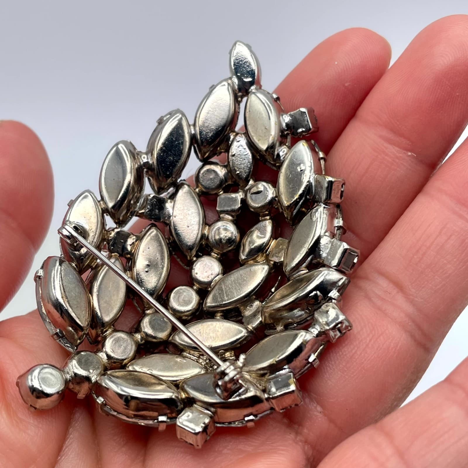 Vintage Clear Faceted Marquise-Cut Rhinestone Embellished Domed Leaf Brooch Pin - Thumbnail 10
