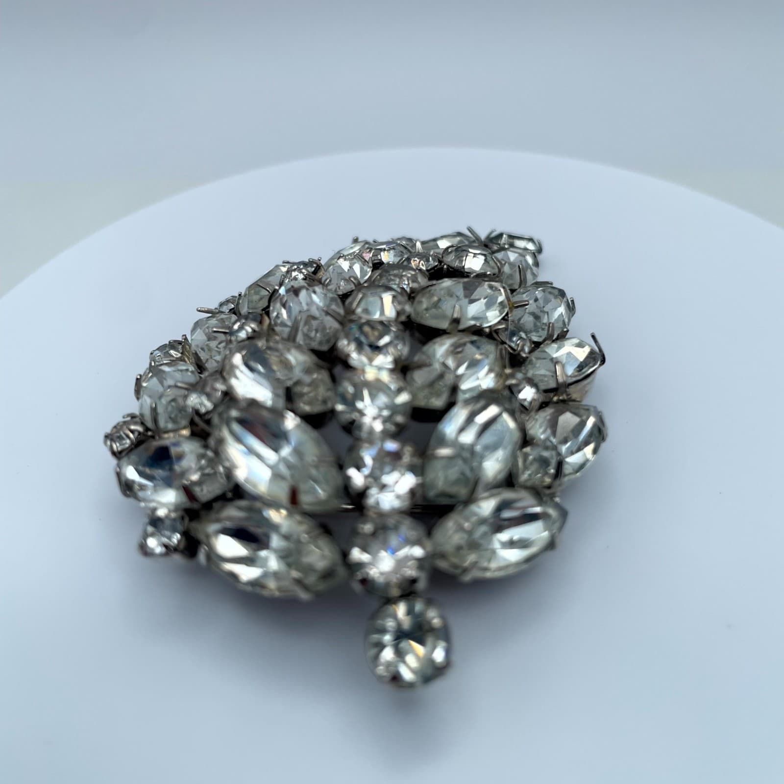 Vintage Clear Faceted Marquise-Cut Rhinestone Embellished Domed Leaf Brooch Pin - Thumbnail 6