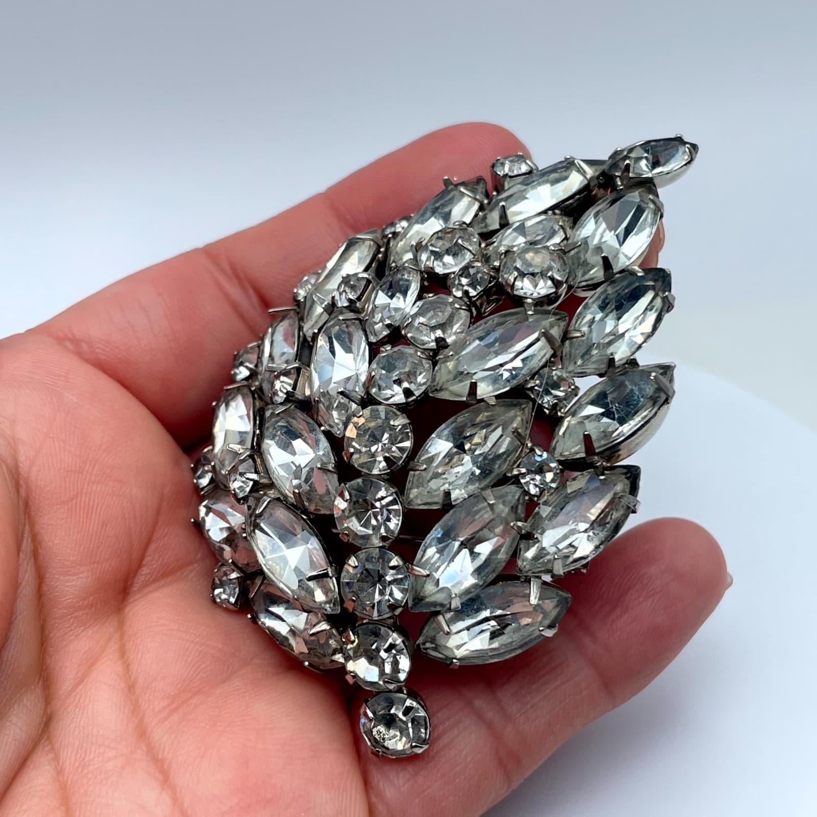 Vintage Clear Faceted Marquise-Cut Rhinestone Embellished Domed Leaf Brooch Pin - Thumbnail 9