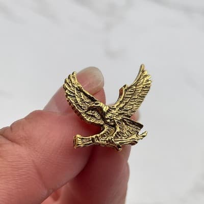 VTG Eagle Hawk Lapel Pin Gold Tone Wings Textured Flying Bird Brooch Tie Tack - Thumbnail 7