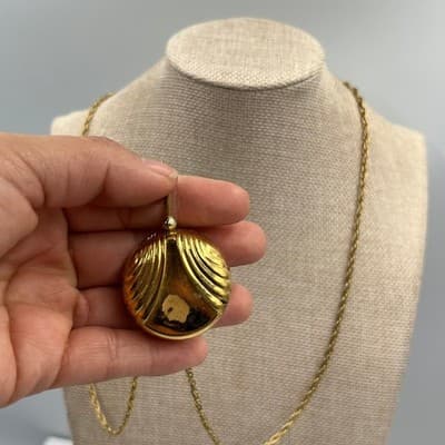 Vintage Avon Gold Tone Long Rope Chain Scalloped Locket Pendant Necklace 24" - Thumbnail 6