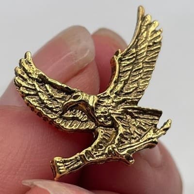 VTG Eagle Hawk Lapel Pin Gold Tone Wings Textured Flying Bird Brooch Tie Tack - Image 1