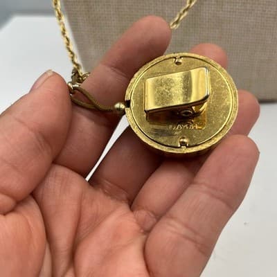 Vintage Avon Gold Tone Long Rope Chain Scalloped Locket Pendant Necklace 24" - Thumbnail 4