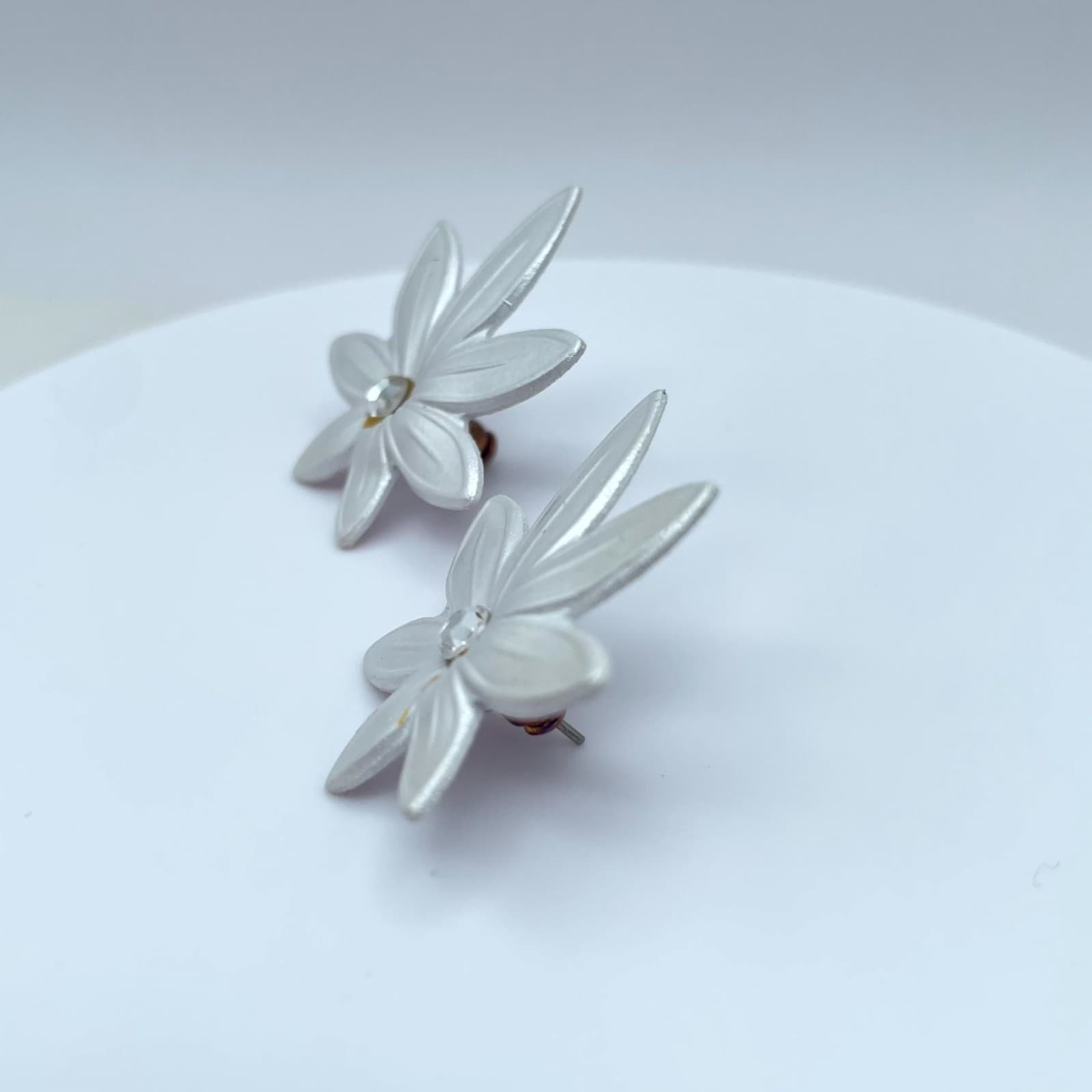 Silver-Tone White Faceted Glass Center Botanical Flower-Shaped Stud Earrings - Thumbnail 8