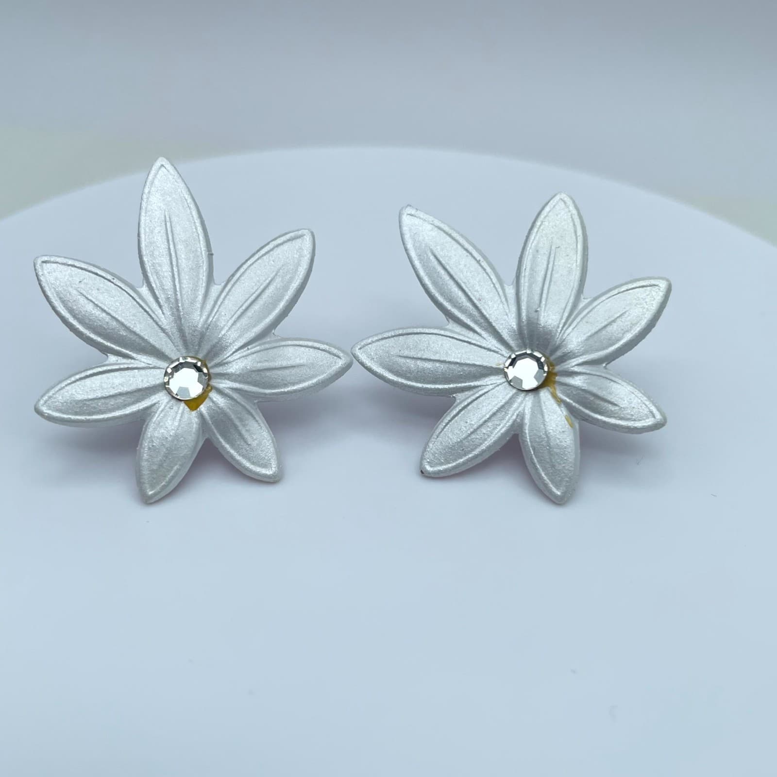 Silver-Tone White Faceted Glass Center Botanical Flower-Shaped Stud Earrings - Thumbnail 5