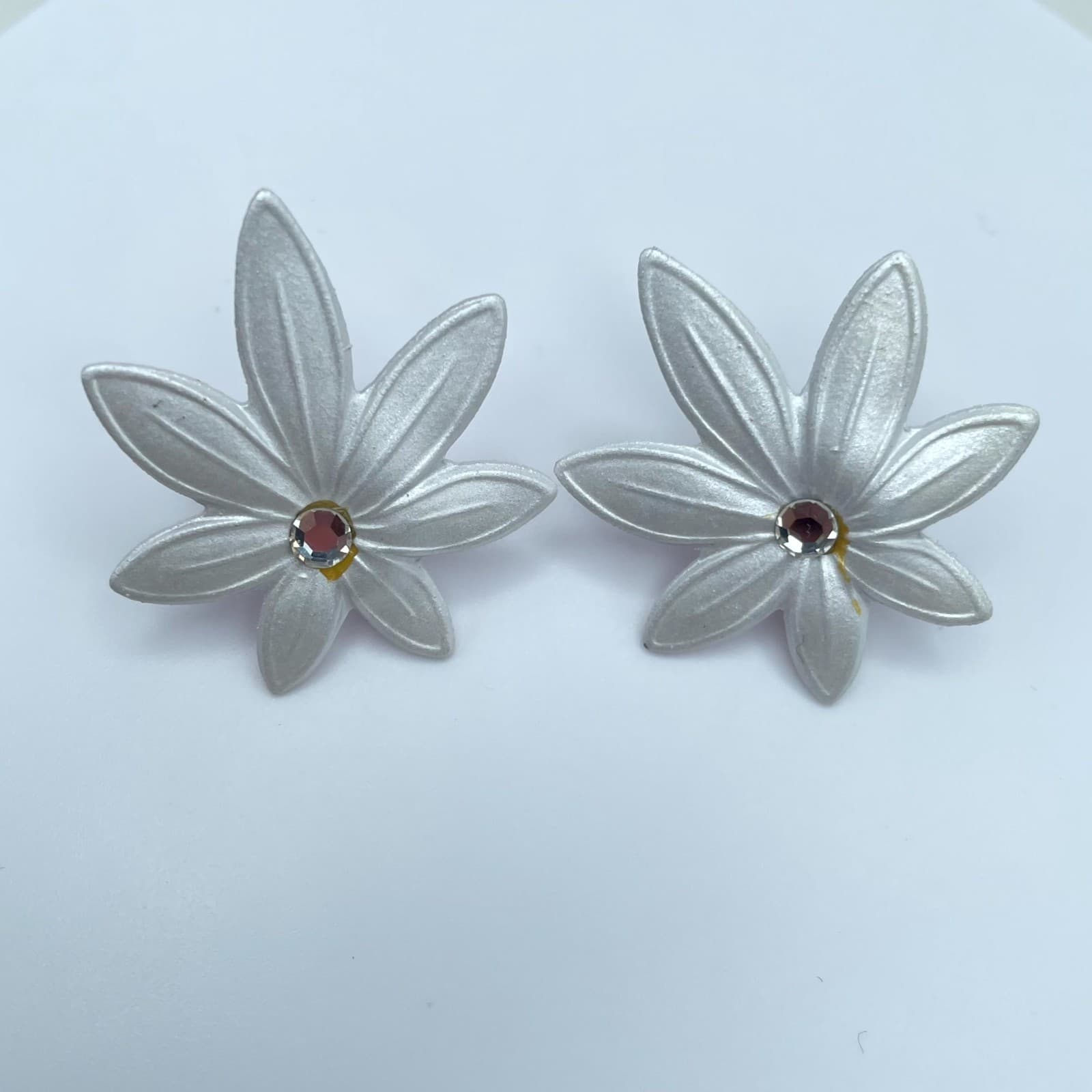 Silver-Tone White Faceted Glass Center Botanical Flower-Shaped Stud Earrings - Thumbnail 6