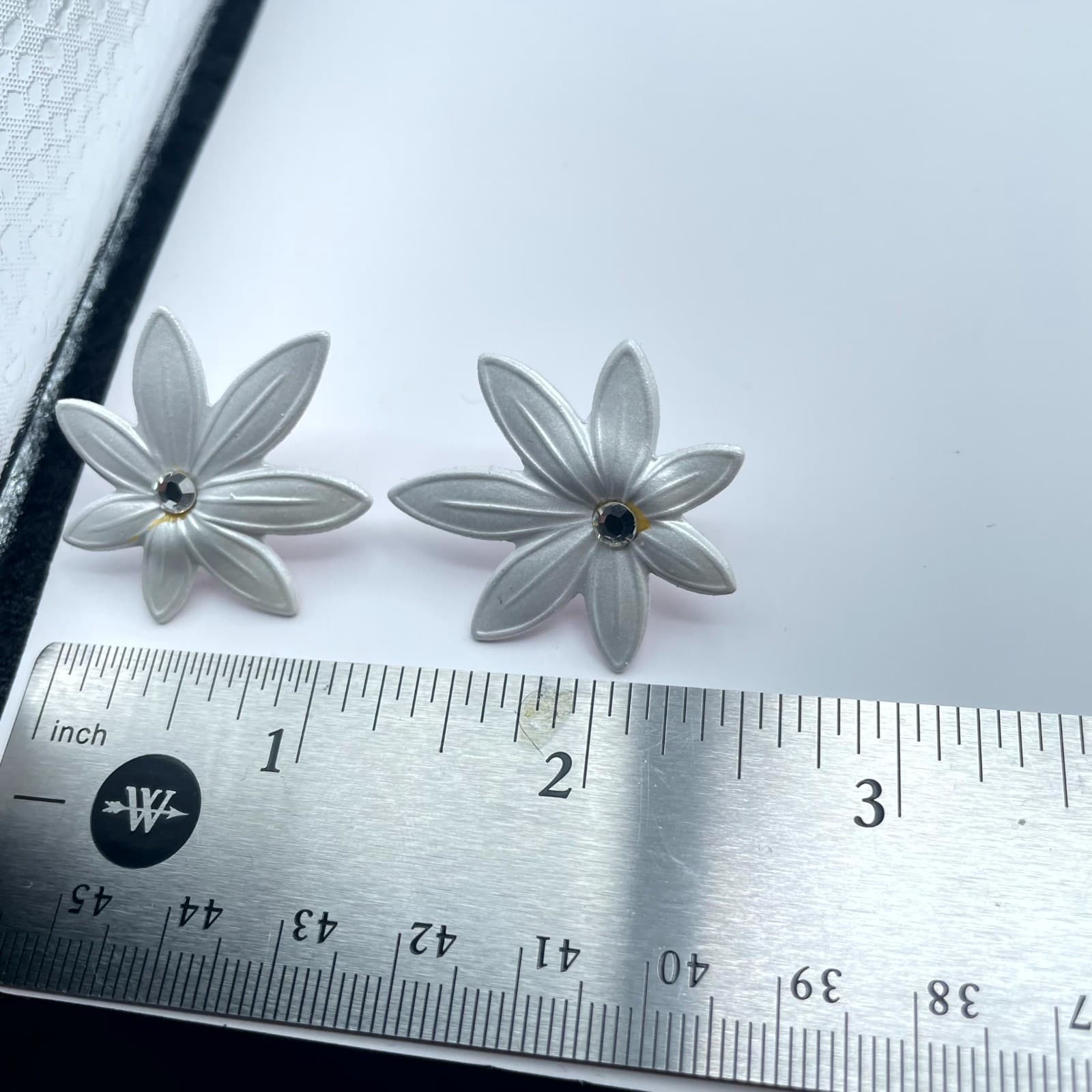 Silver-Tone White Faceted Glass Center Botanical Flower-Shaped Stud Earrings - Thumbnail 2