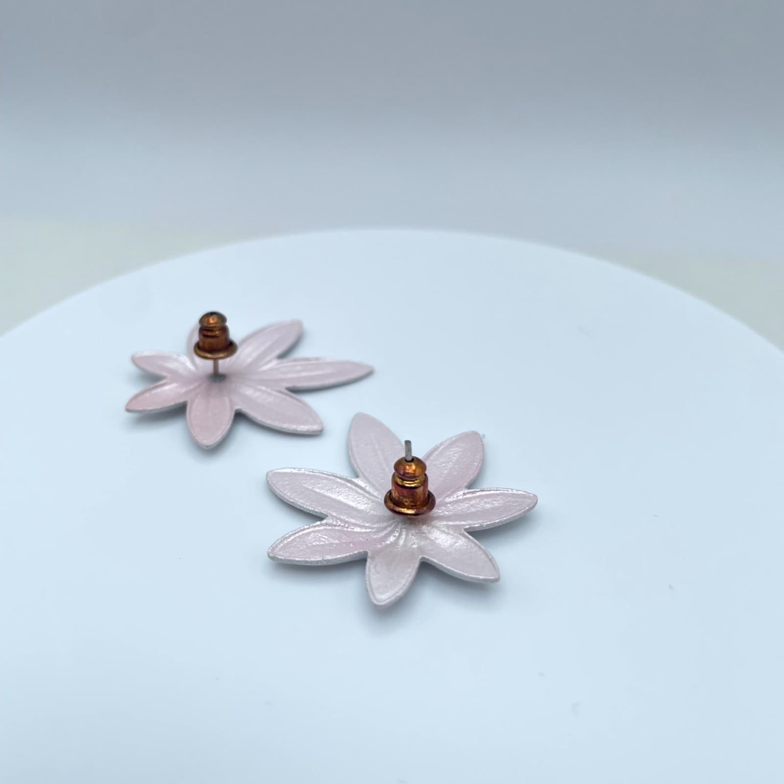 Silver-Tone White Faceted Glass Center Botanical Flower-Shaped Stud Earrings - Thumbnail 4