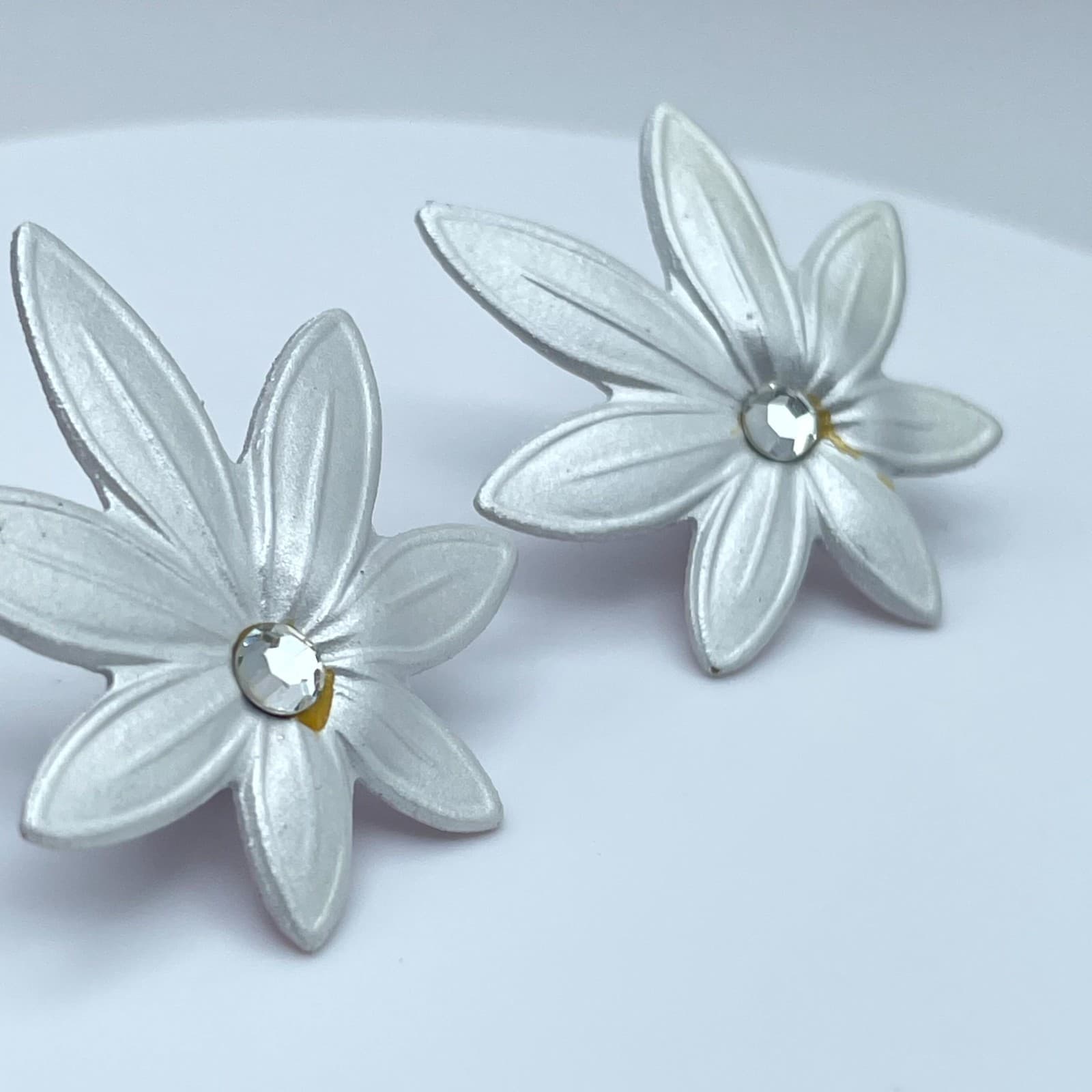 Silver-Tone White Faceted Glass Center Botanical Flower-Shaped Stud Earrings - Thumbnail 12