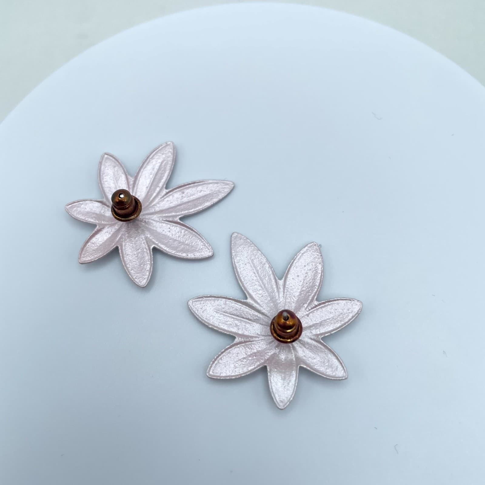 Silver-Tone White Faceted Glass Center Botanical Flower-Shaped Stud Earrings - Thumbnail 3