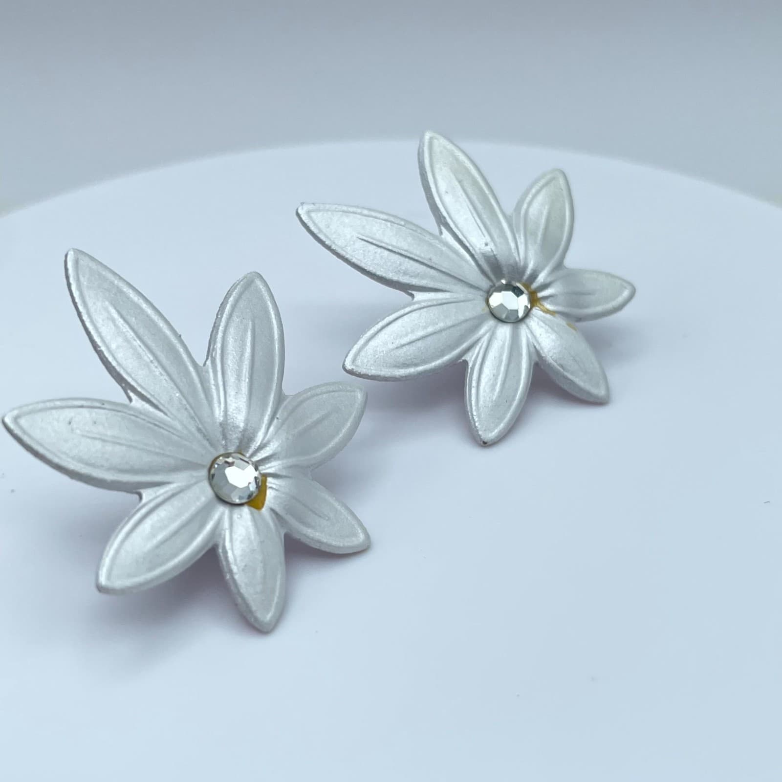 Silver-Tone White Faceted Glass Center Botanical Flower-Shaped Stud Earrings - Thumbnail 11