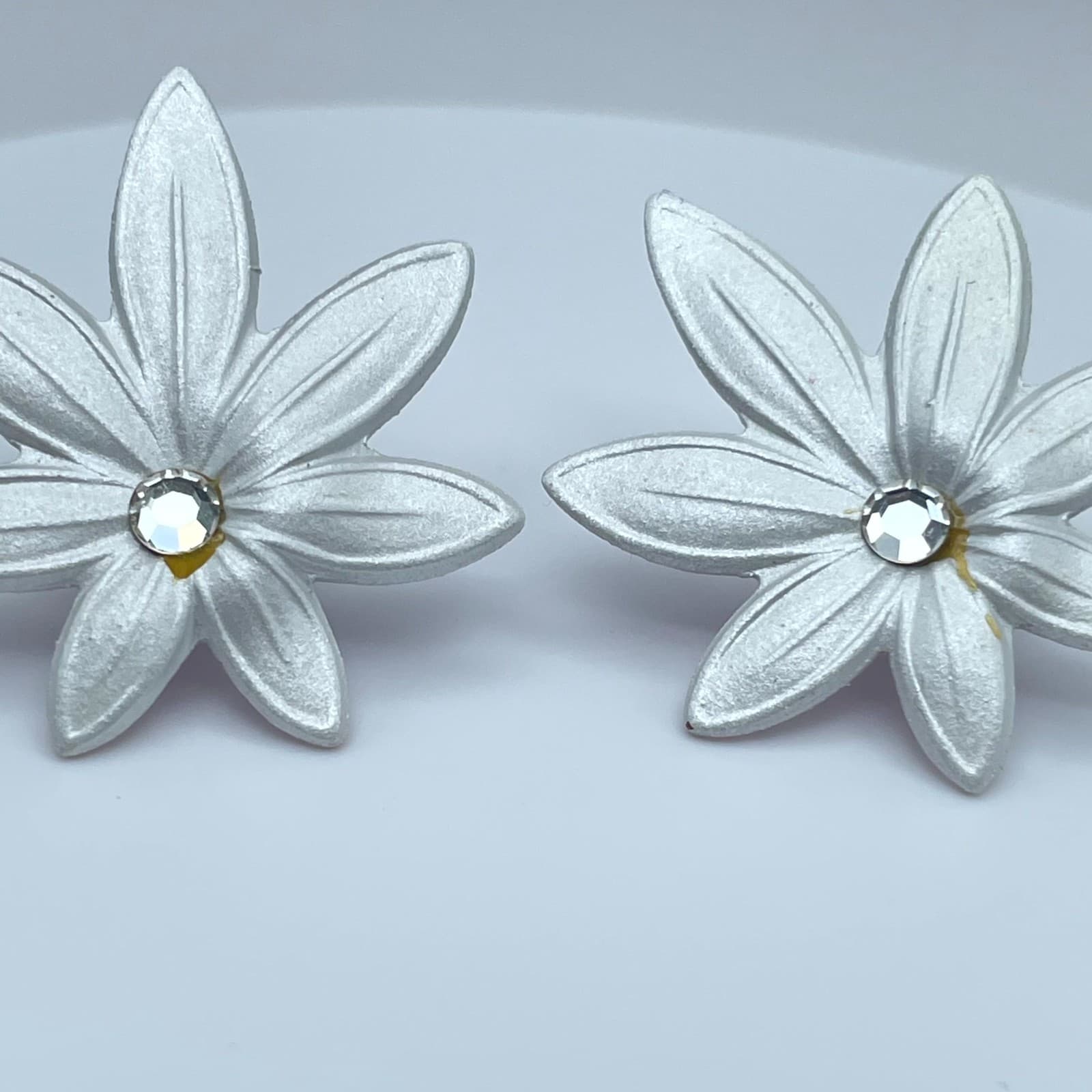 Silver-Tone White Faceted Glass Center Botanical Flower-Shaped Stud Earrings - Thumbnail 13