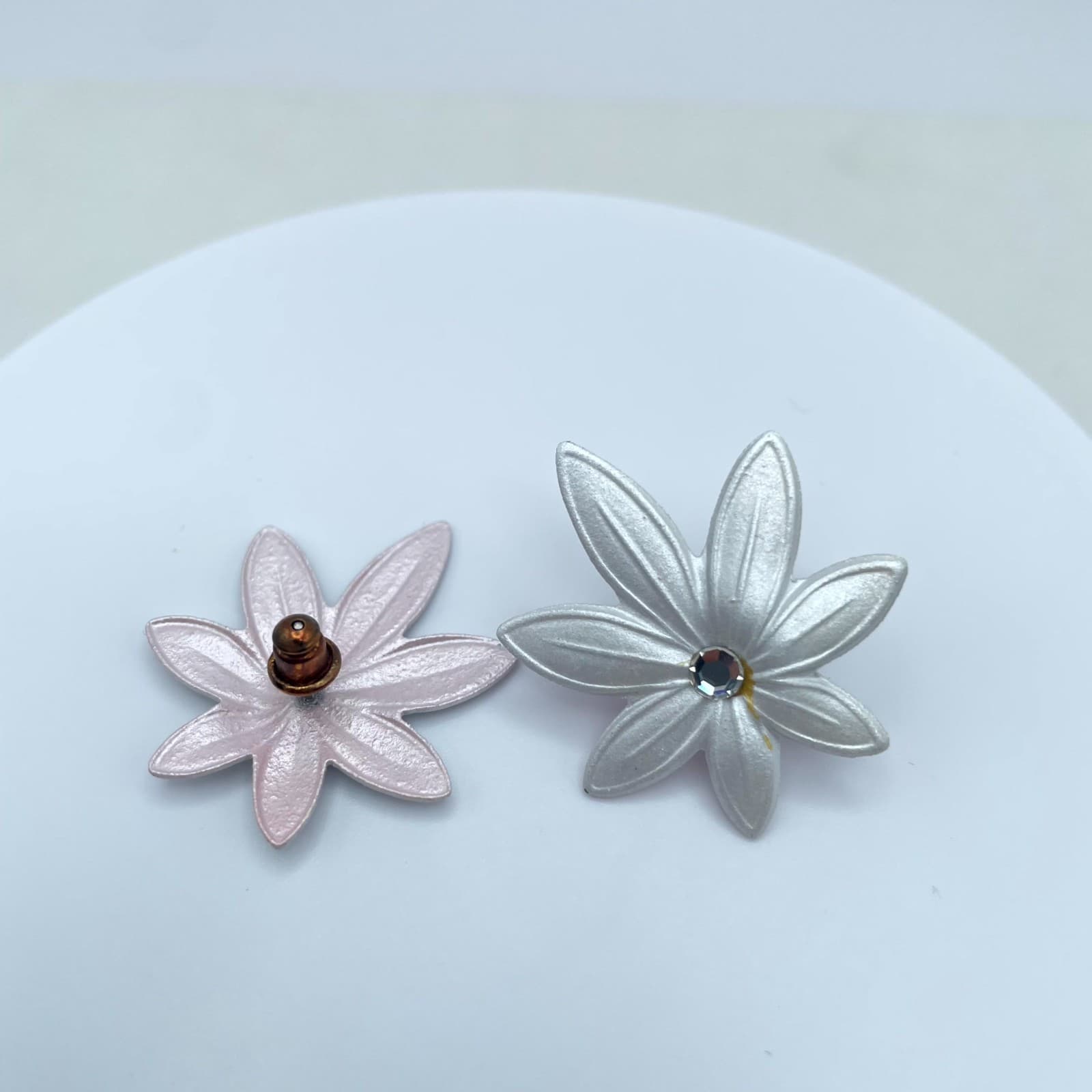 Silver-Tone White Faceted Glass Center Botanical Flower-Shaped Stud Earrings - Image 1