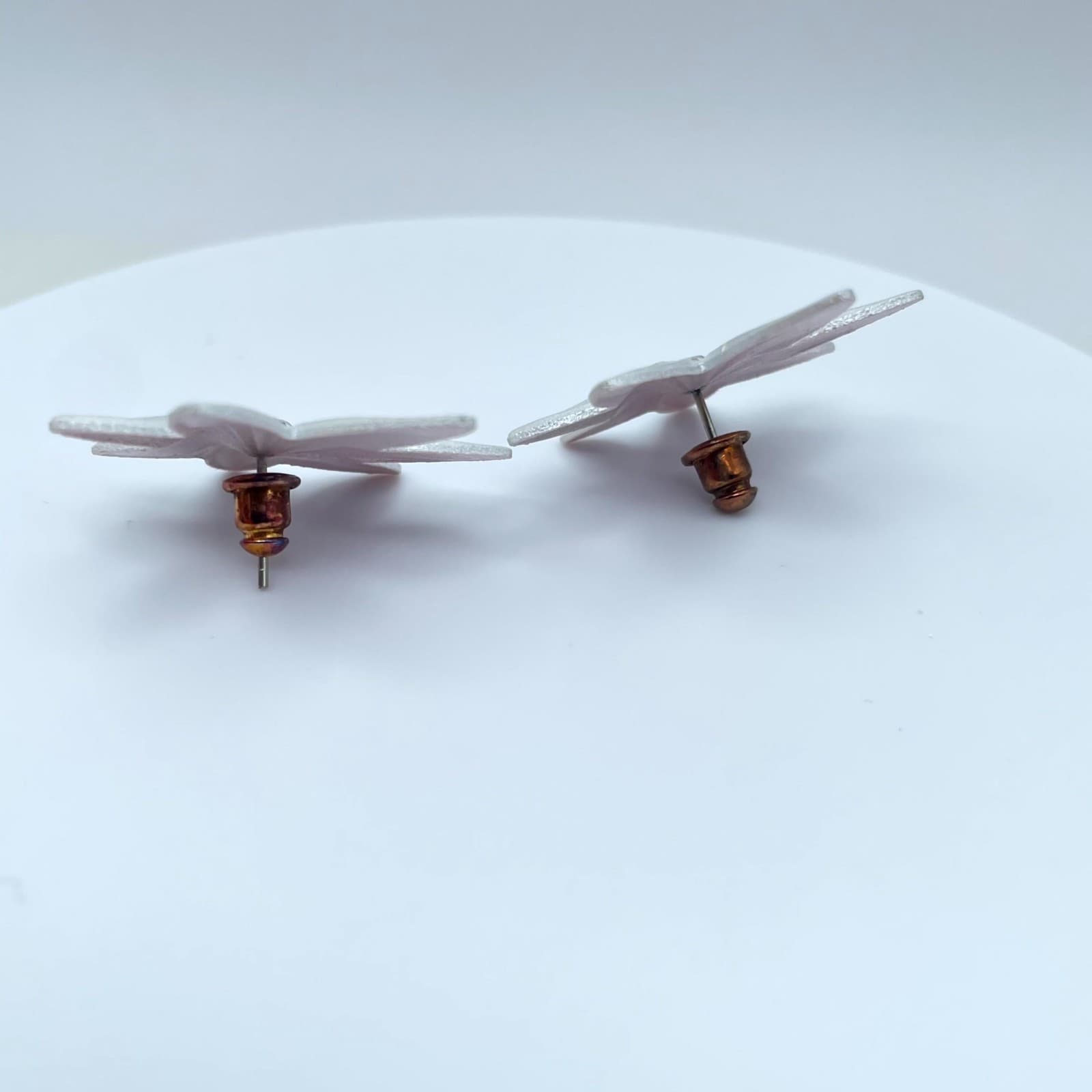 Silver-Tone White Faceted Glass Center Botanical Flower-Shaped Stud Earrings - Thumbnail 9