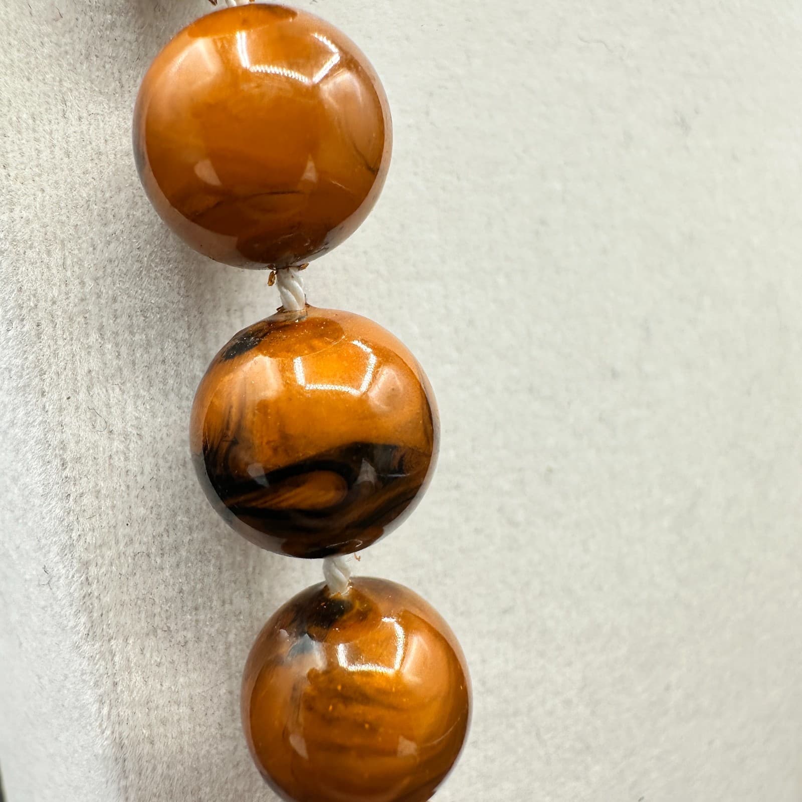 VTG 90s Amber Brown Swirl Acrylic Beaded Necklace Round Retro Classic Jewelry - Thumbnail 6