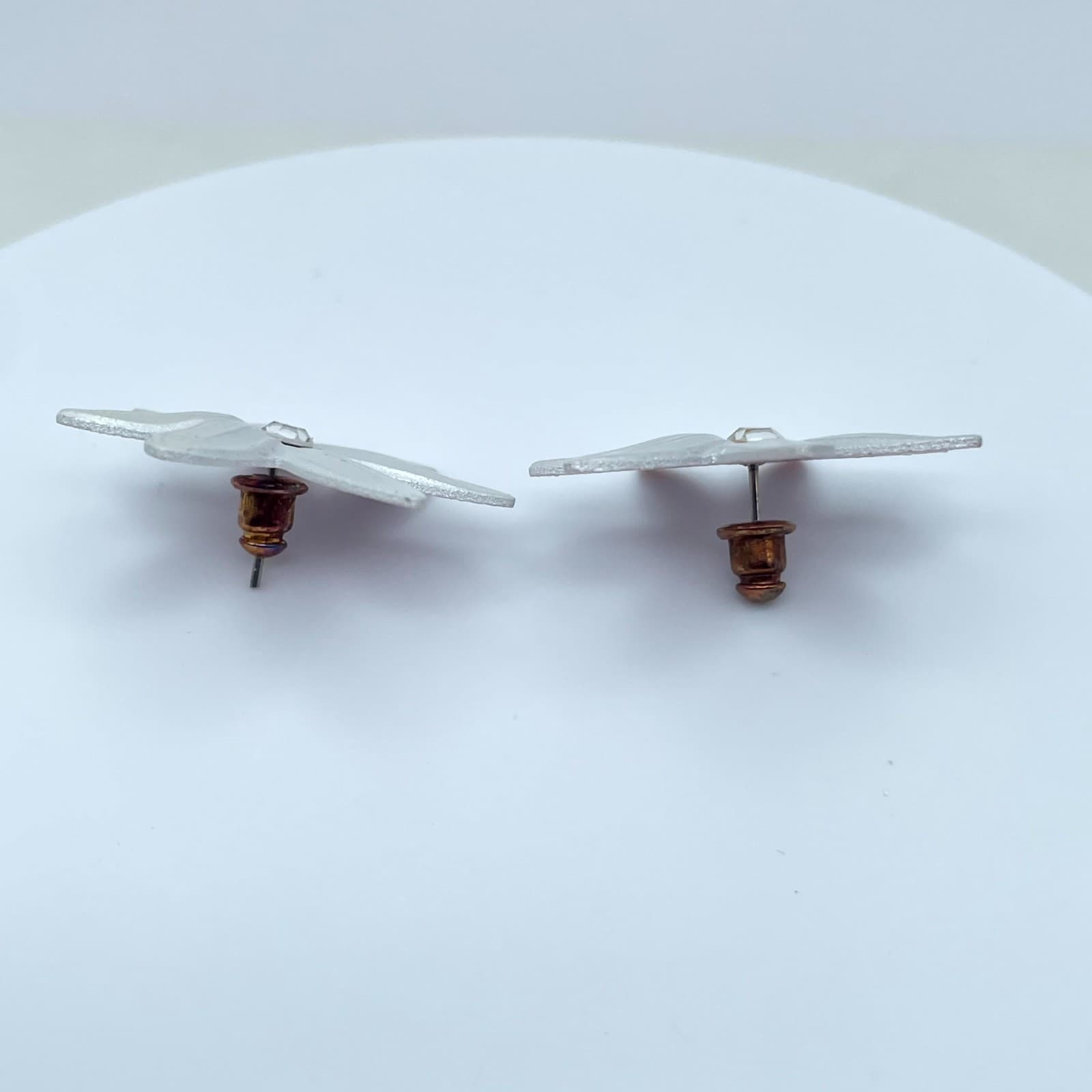 Silver-Tone White Faceted Glass Center Botanical Flower-Shaped Stud Earrings - Thumbnail 10