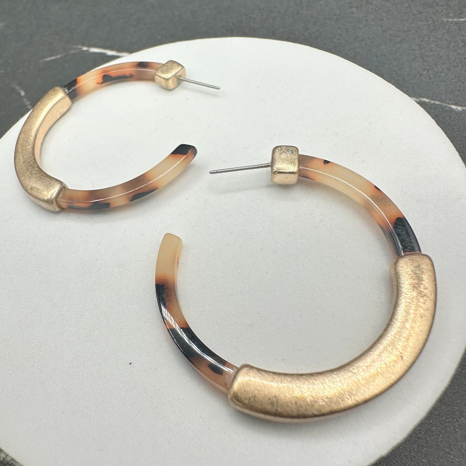 Vintage Tortoiseshell C Hoop Earrings Gold Tone Matte Resin Open Fashion Post - Thumbnail 5