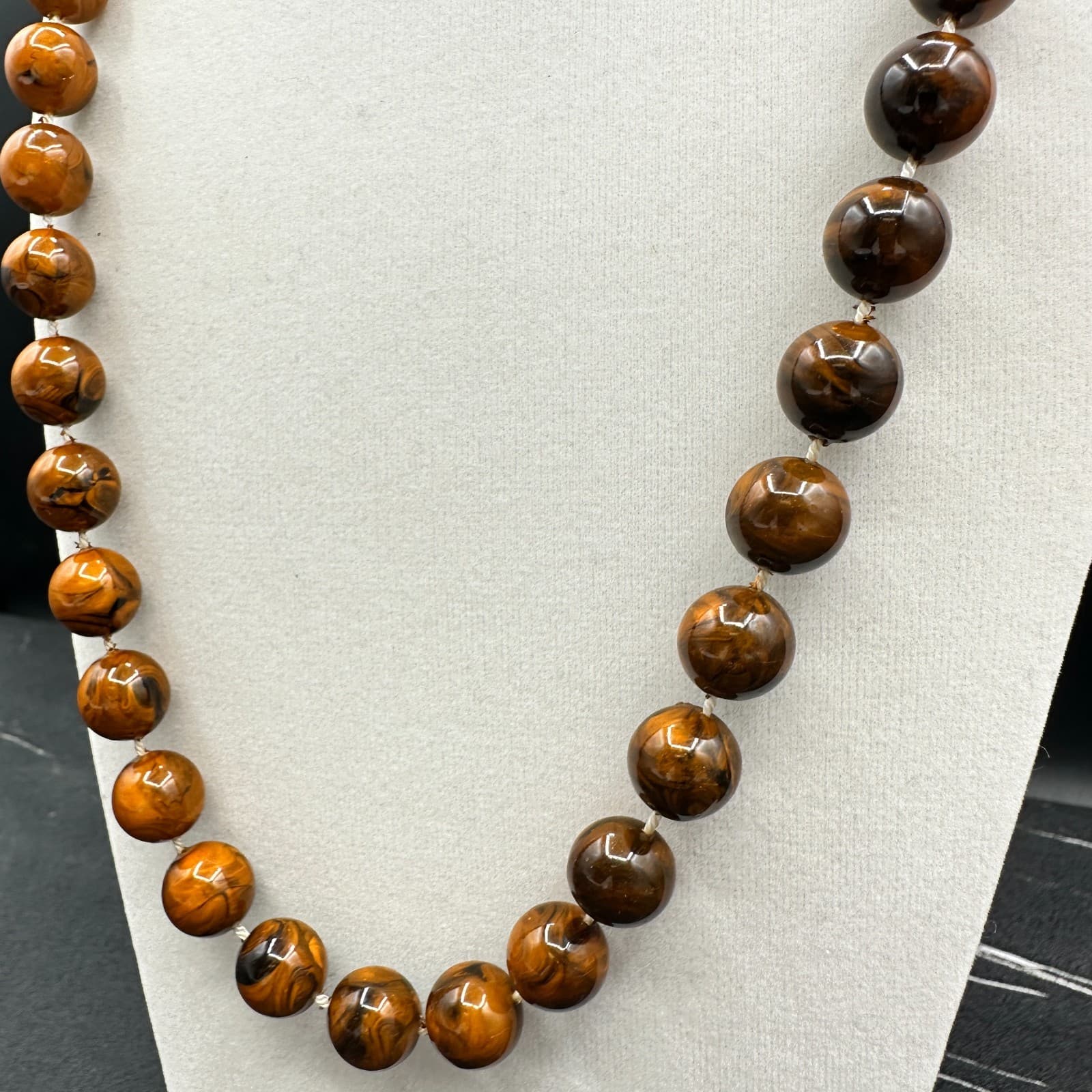 VTG 90s Amber Brown Swirl Acrylic Beaded Necklace Round Retro Classic Jewelry - Thumbnail 4