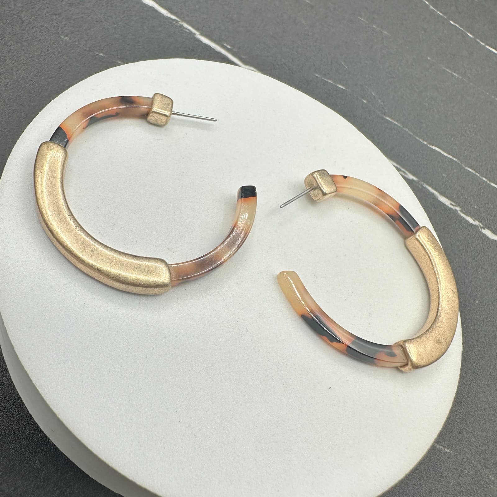 Vintage Tortoiseshell C Hoop Earrings Gold Tone Matte Resin Open Fashion Post - Thumbnail 4
