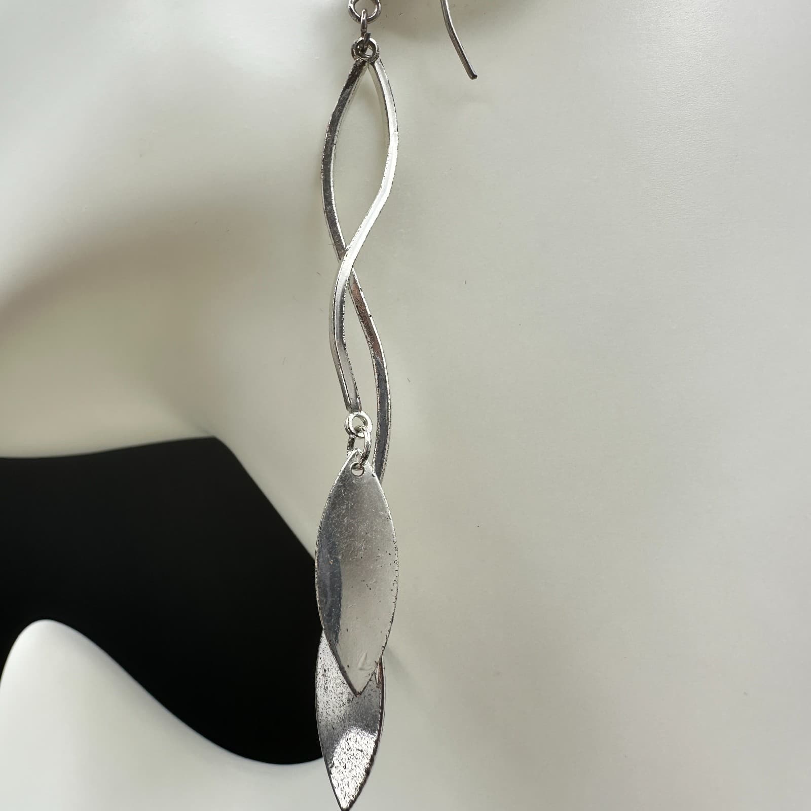 Vintage Silver Tone Long Leaf Dangle Earrings Minimalist Twisted Drop Jewelry - Thumbnail 9