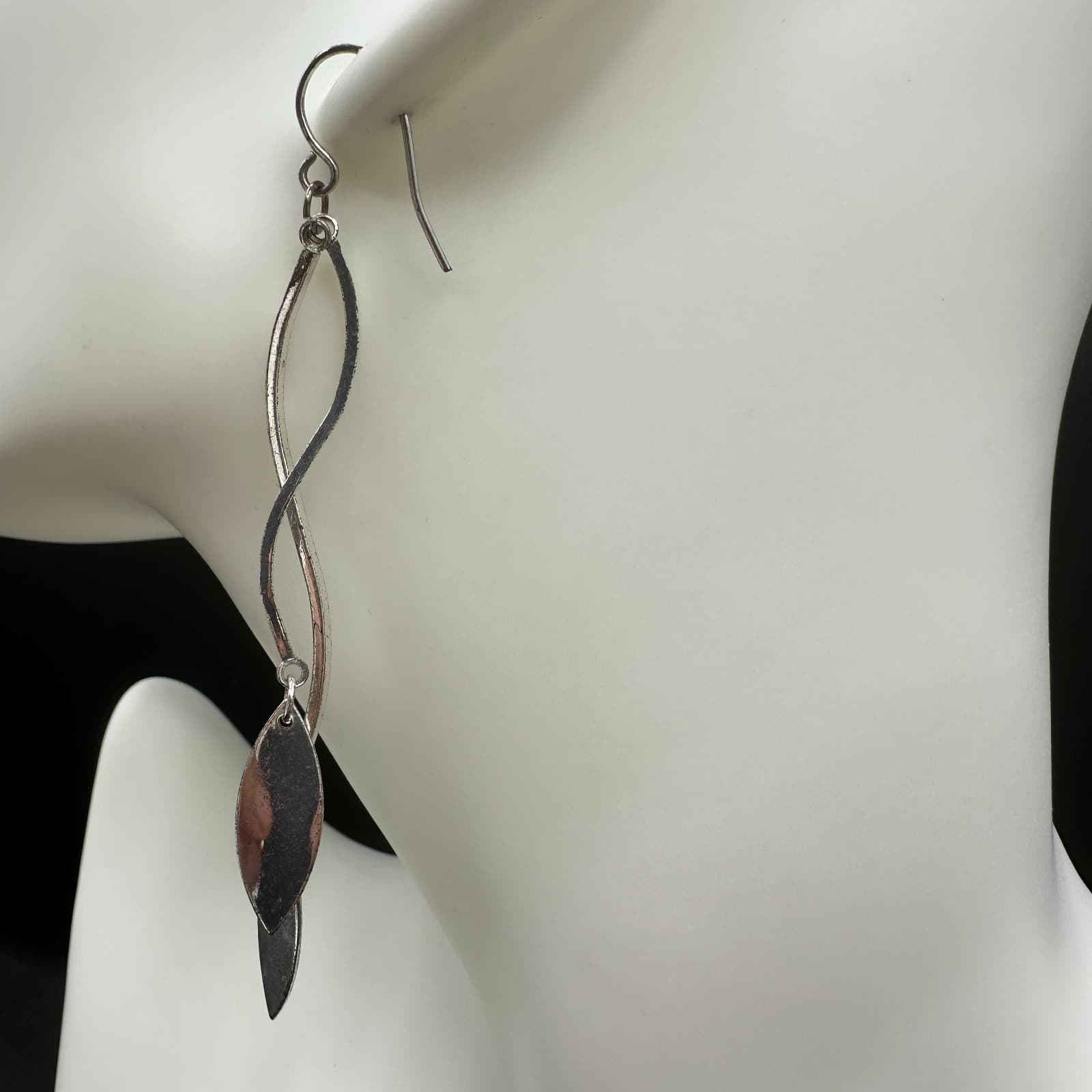 Vintage Silver Tone Long Leaf Dangle Earrings Minimalist Twisted Drop Jewelry - Thumbnail 6