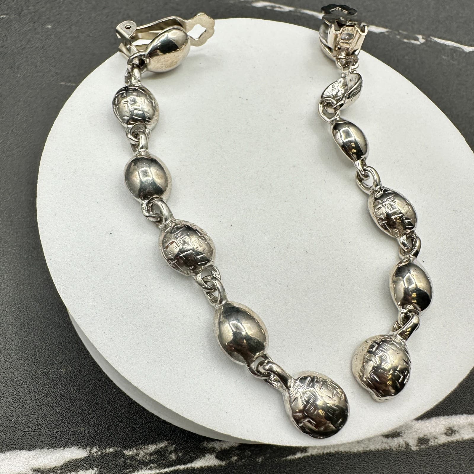 VTG Silver Tone Textured Oval Bead Drop Clip On Earrings Retro Fashion Jewelry - Thumbnail 4