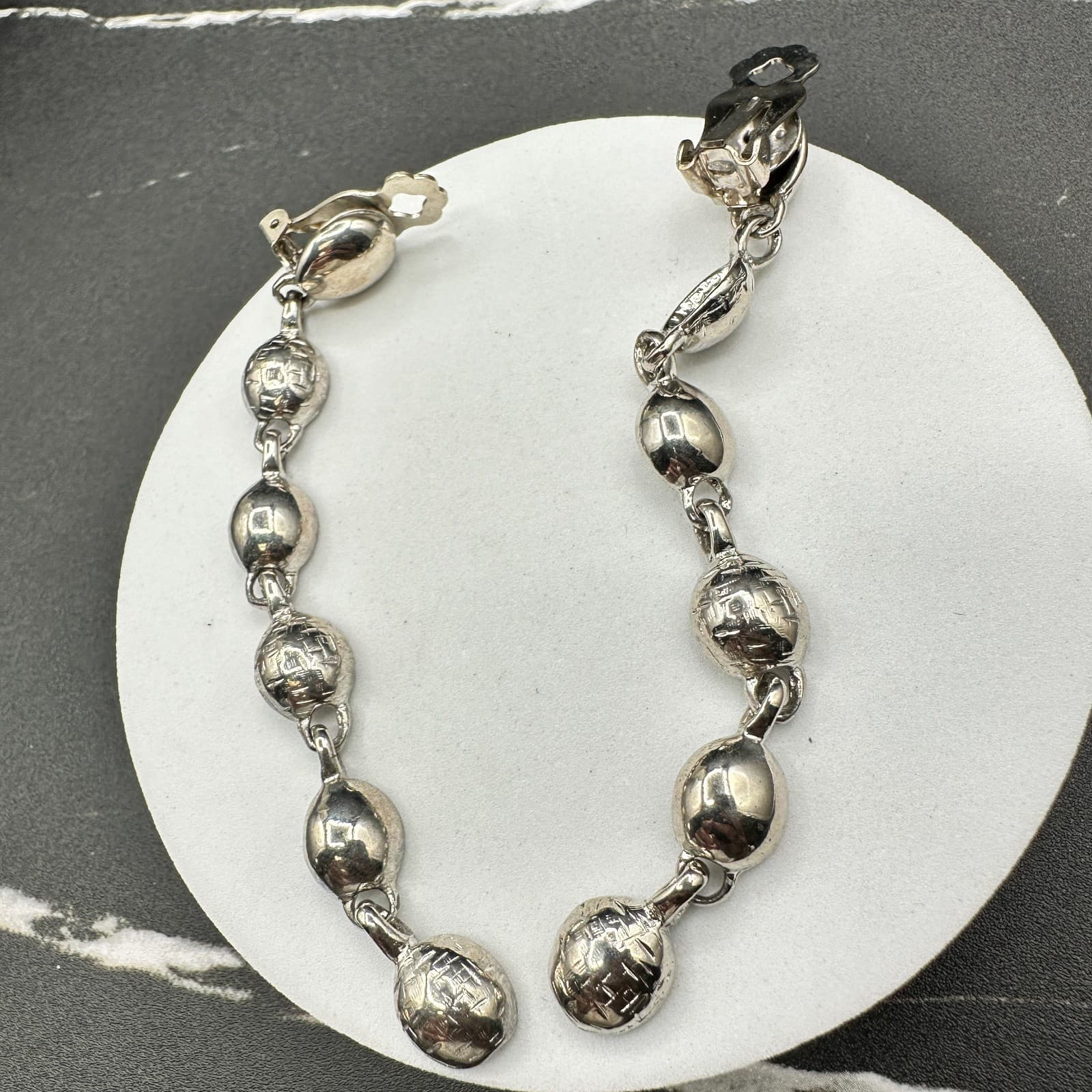 VTG Silver Tone Textured Oval Bead Drop Clip On Earrings Retro Fashion Jewelry - Thumbnail 5