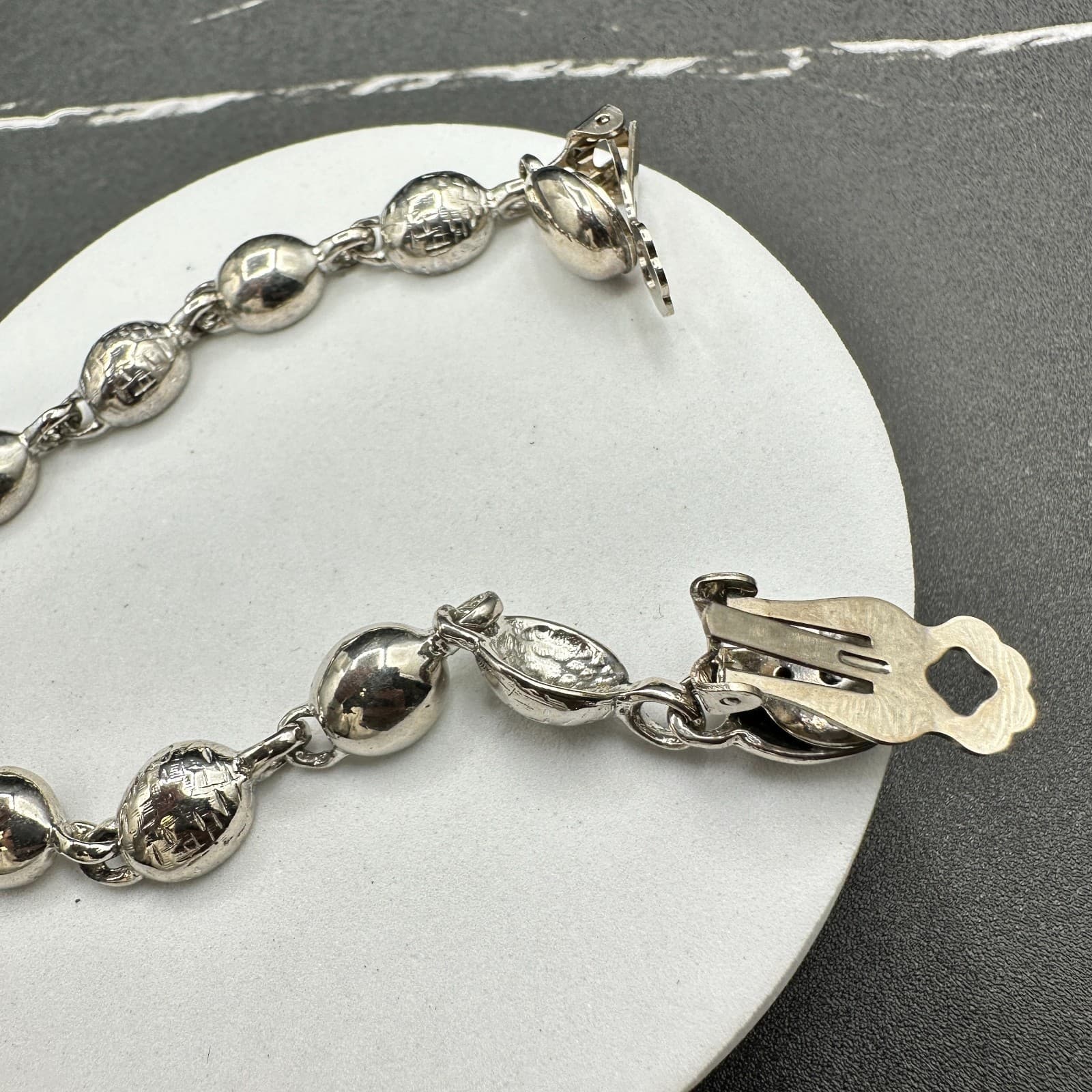 VTG Silver Tone Textured Oval Bead Drop Clip On Earrings Retro Fashion Jewelry - Thumbnail 6