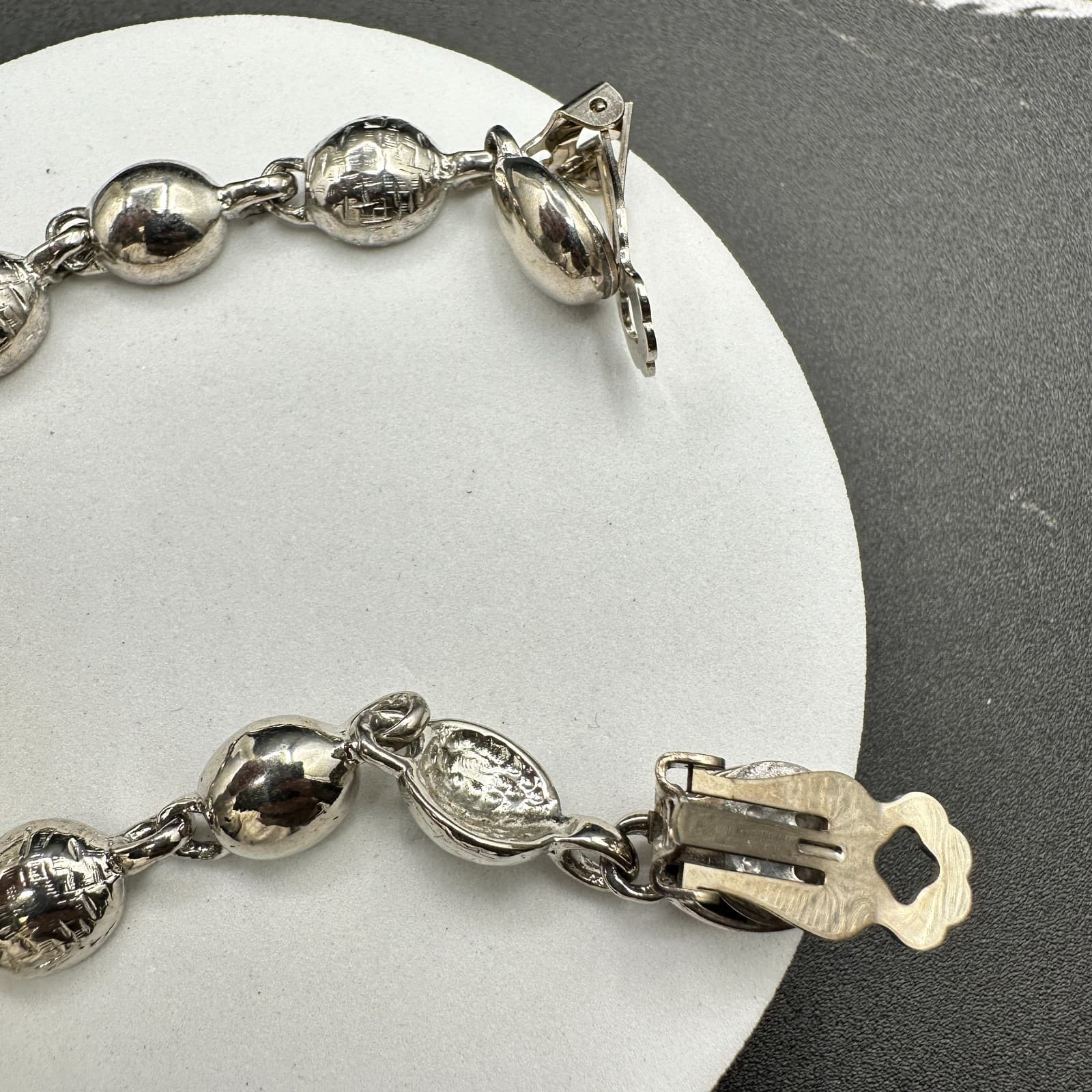 VTG Silver Tone Textured Oval Bead Drop Clip On Earrings Retro Fashion Jewelry - Thumbnail 7